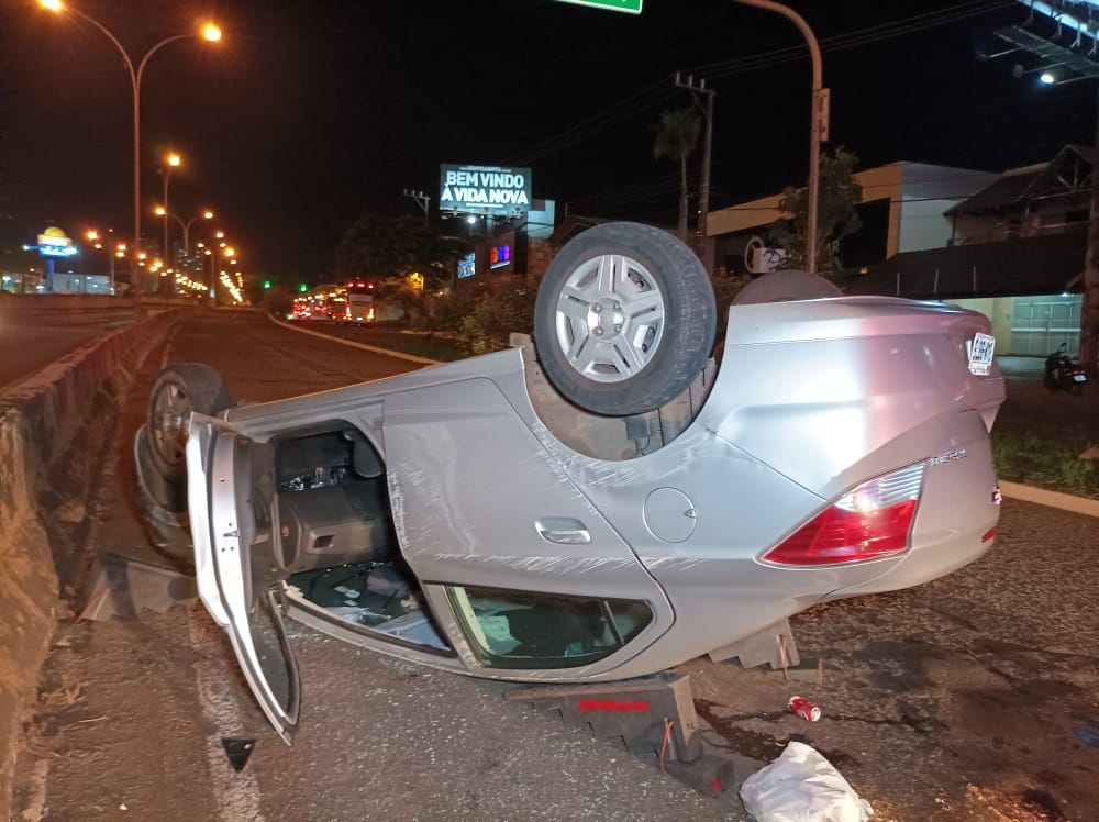 Pessoas ficam feridas após sofrerem acidente na Avenida Colombo em Maringá