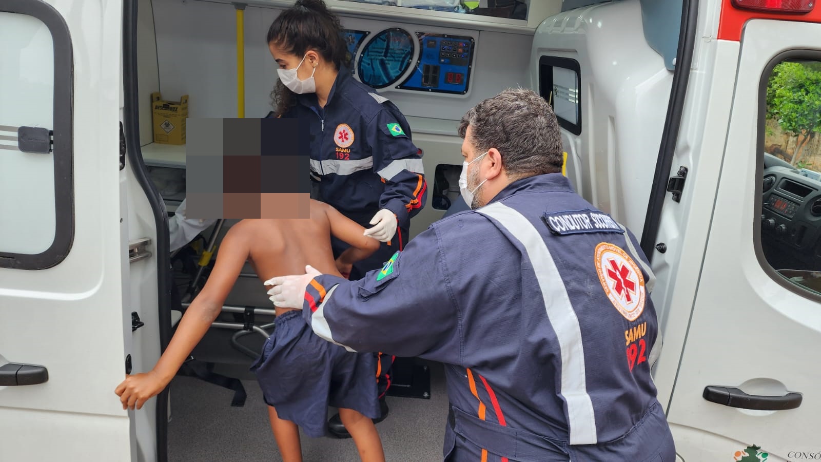 Criança é resgatada pelos bombeiros após ficar trancada sozinha dentro de casa