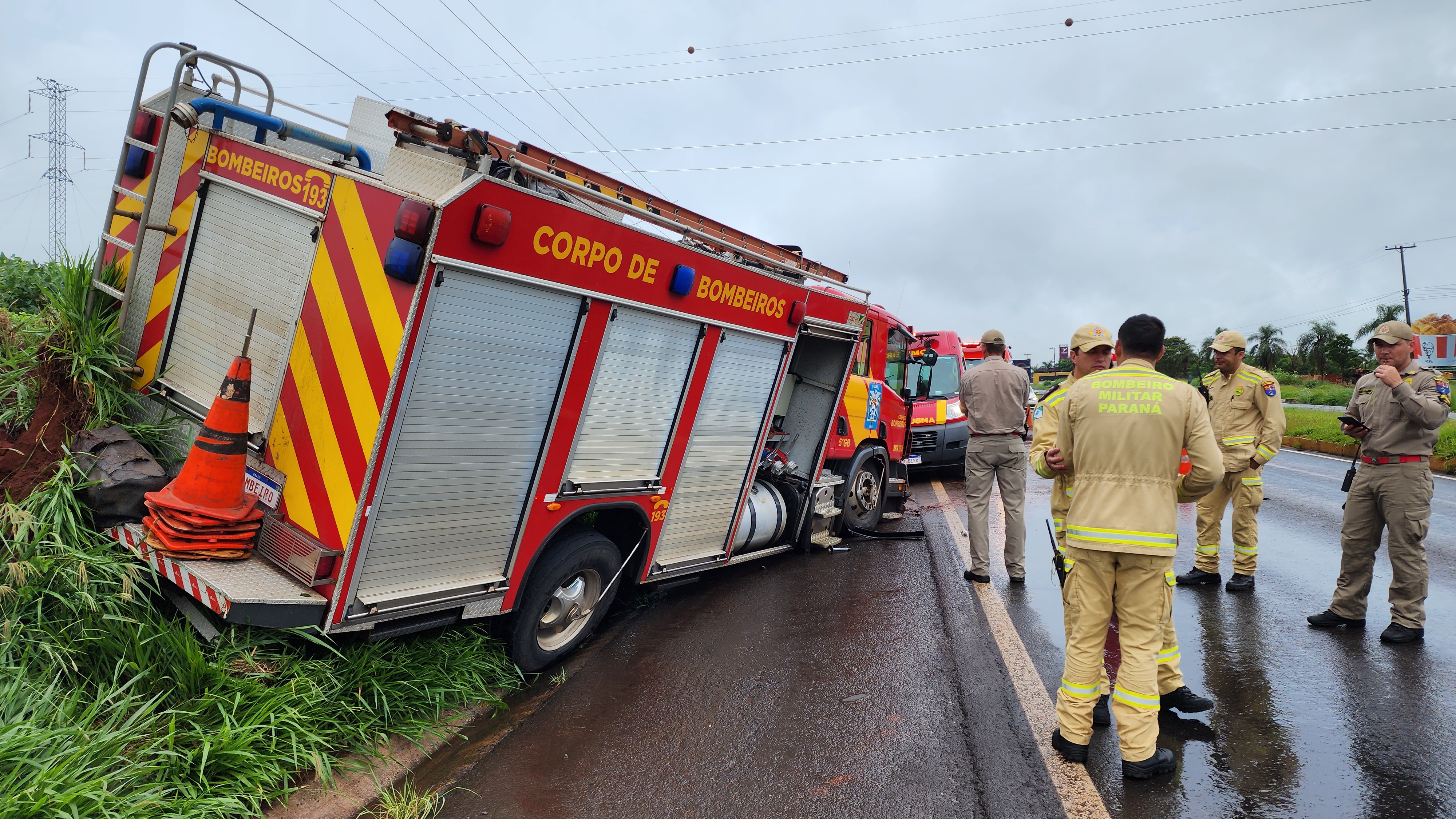 Caminhão do Corpo de Bombeiros de Maringá sofre acidente na rodovia BR-376