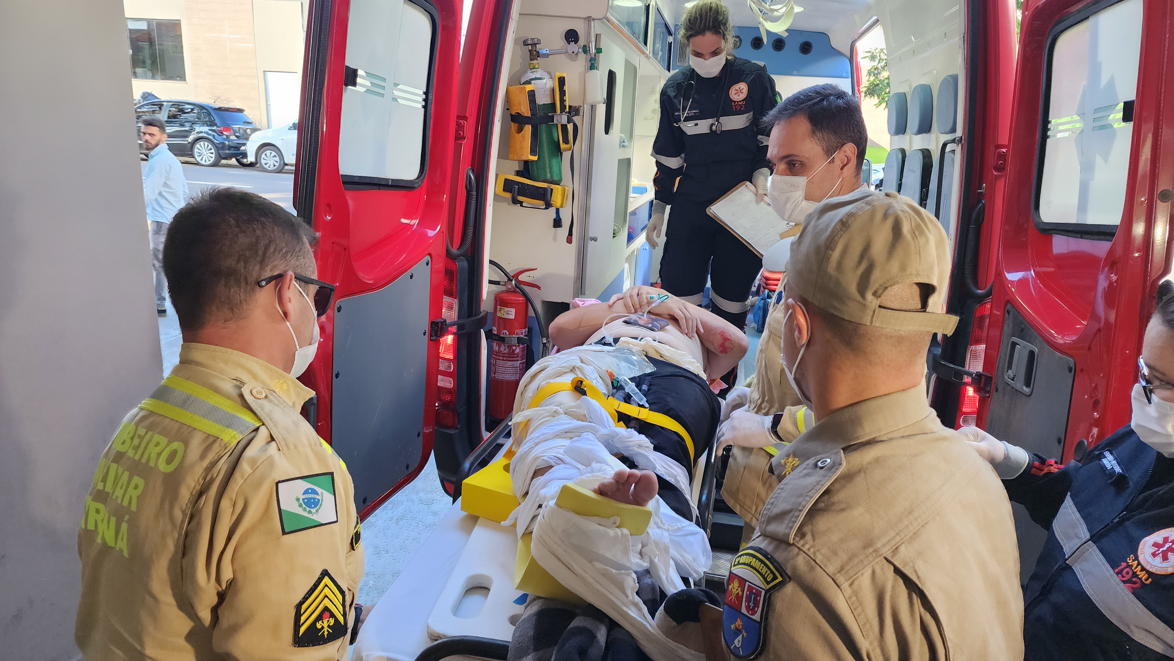 Motociclista sofre ferimentos graves ao bater em automóvel na Avenida Horácio Raccanello