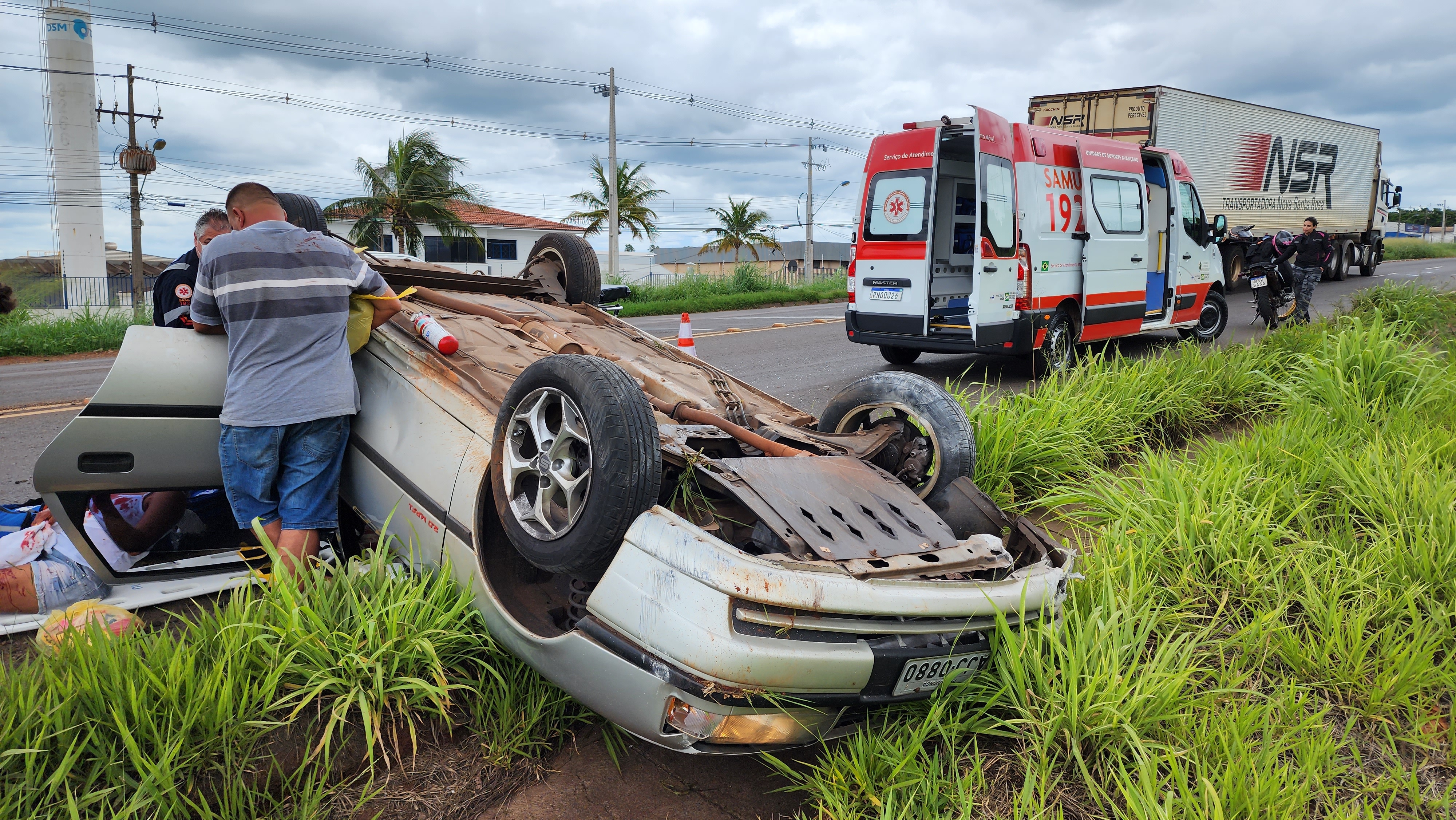 Mulher fica ferida ao sofrer acidente no Contorno Sul em Maringá