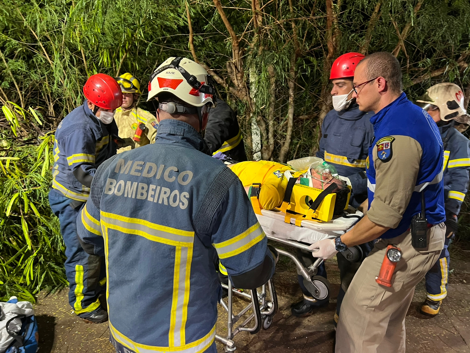 Homem que teria agredido esposa e filho sofre acidente ao sair com veículo