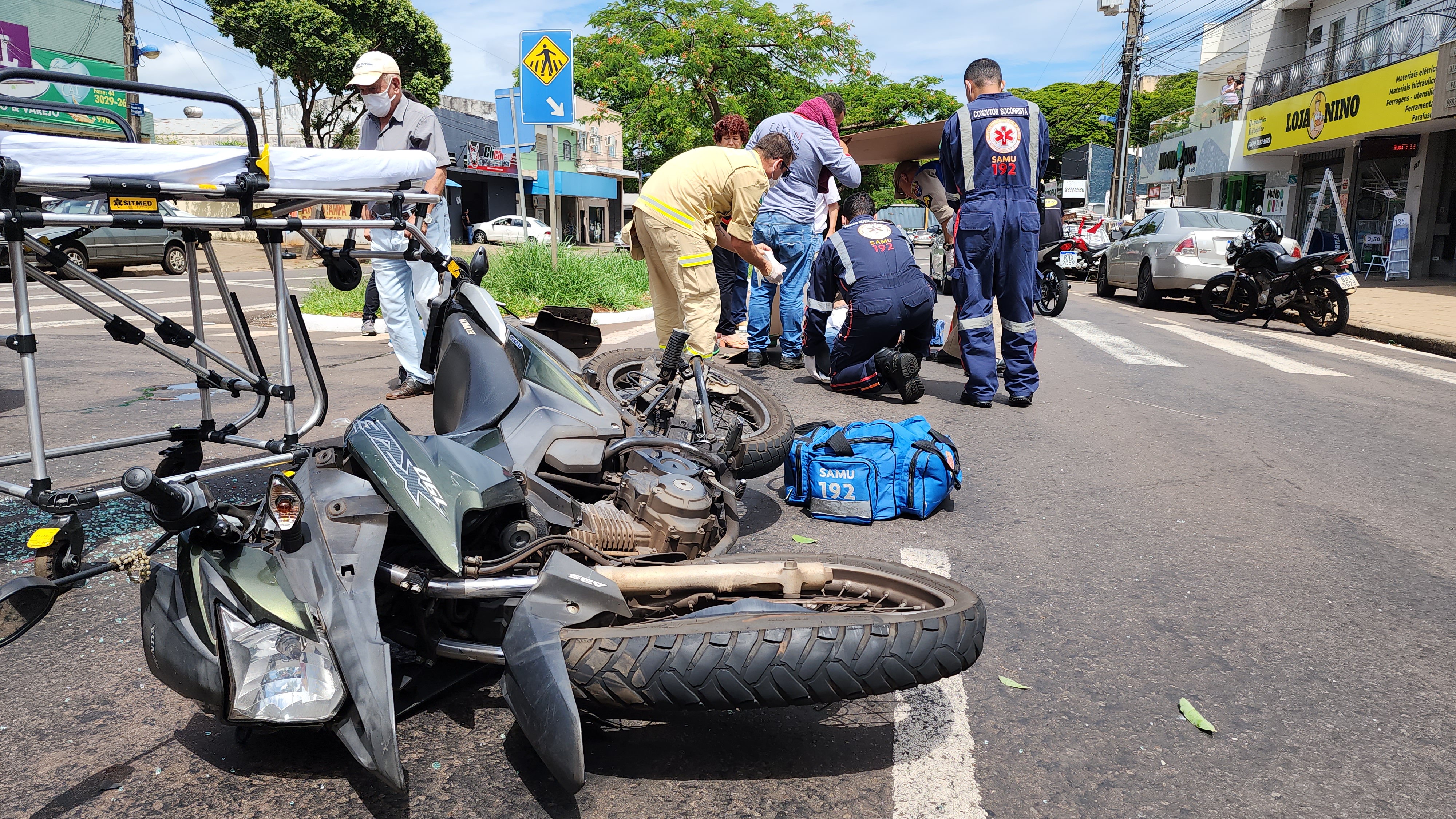 Colisão violenta entre carro e moto deixa homem ferido em Maringá