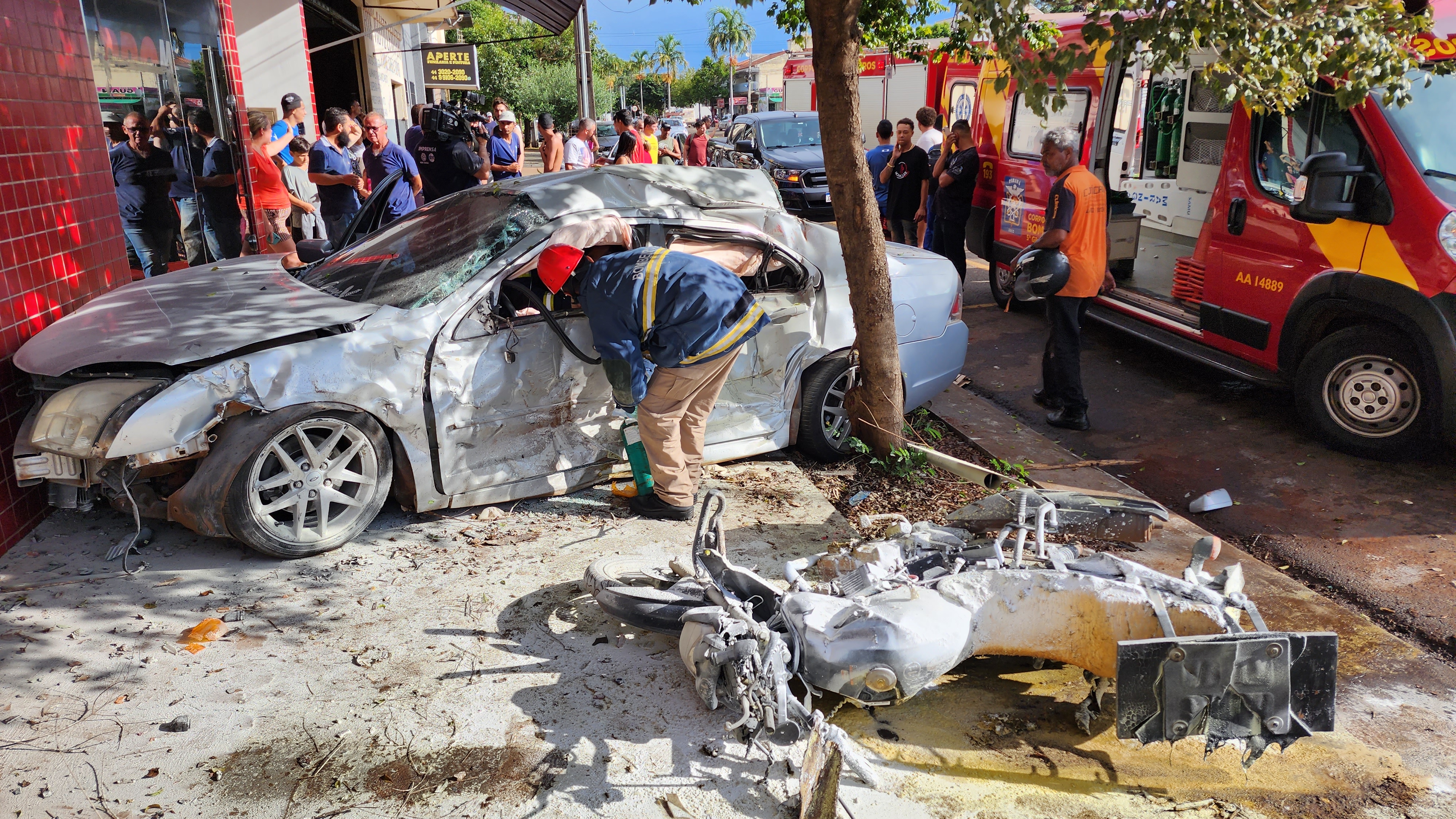 Motorista em alta velocidade bate em quatro veículos em Maringá