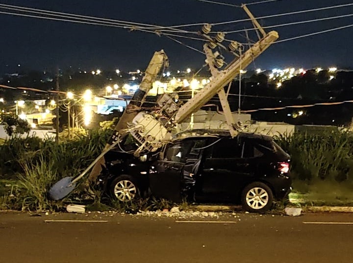 Motorista abandona veículo após colidir contra um poste