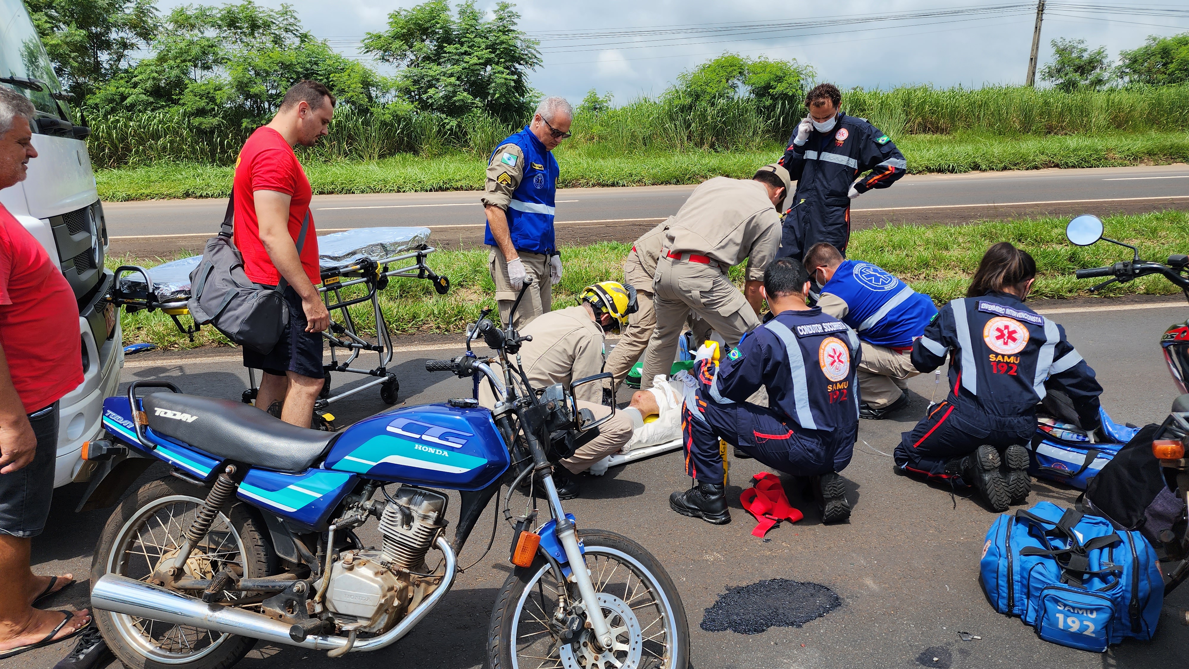 Motociclista fica em estado grave ao bater na traseira de caminhão na rodovia BR-376