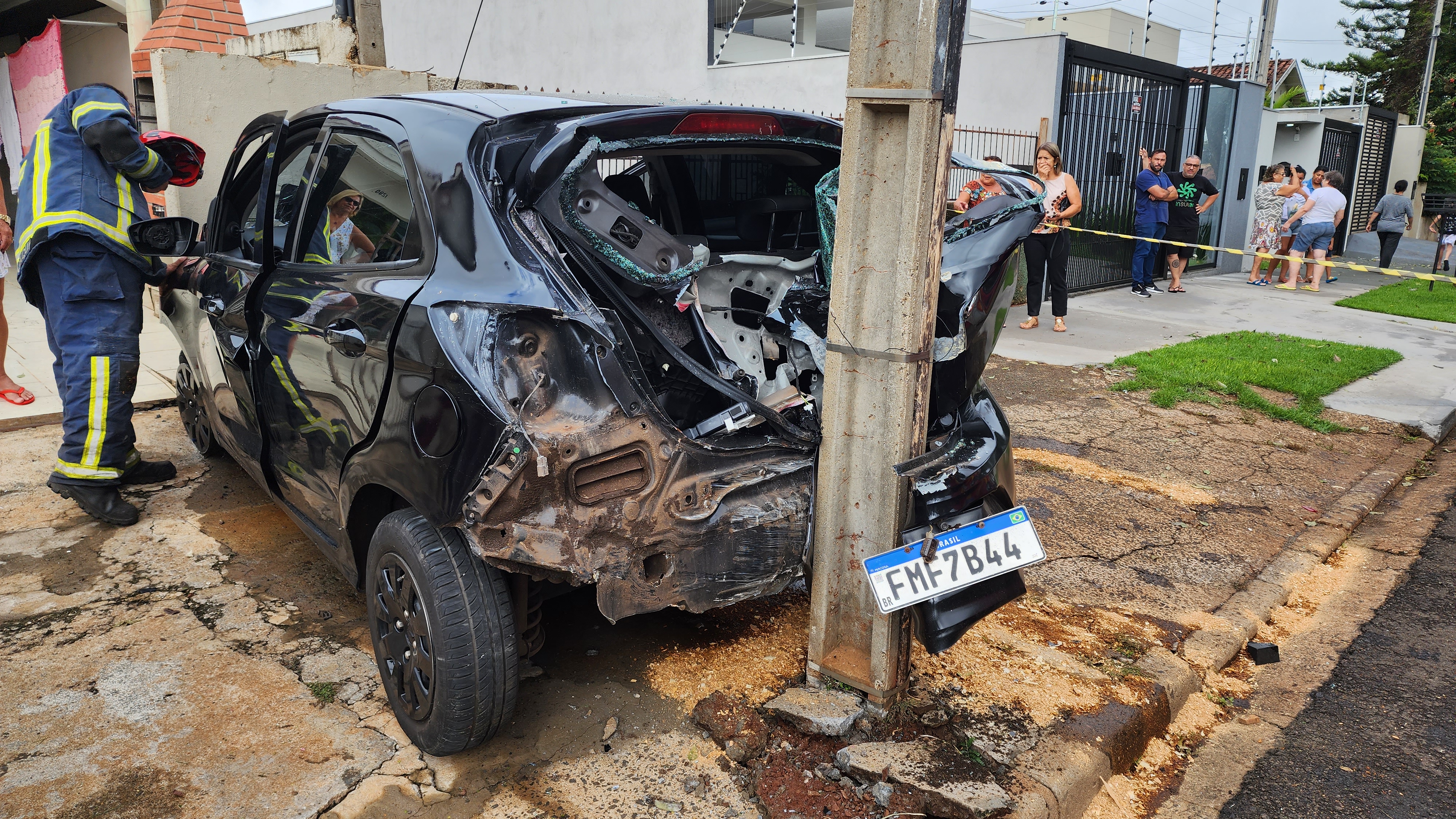 Motorista com suspeita de estar embriagado causa enorme estrago ao se envolver em acidente 