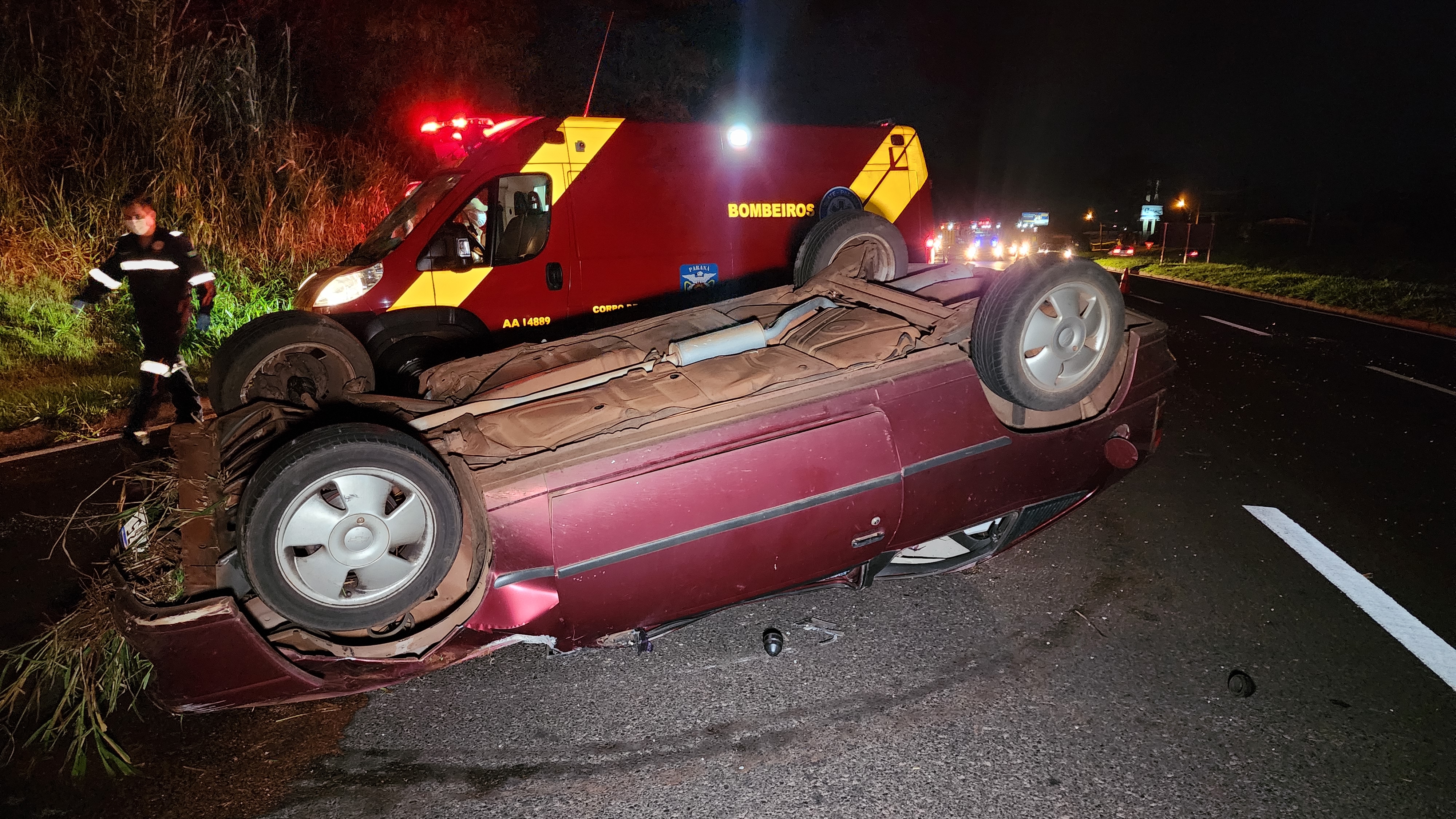 Dois rapazes sofrem ferimentos ao capotar automóvel na rodovia PR-317 em Maringá