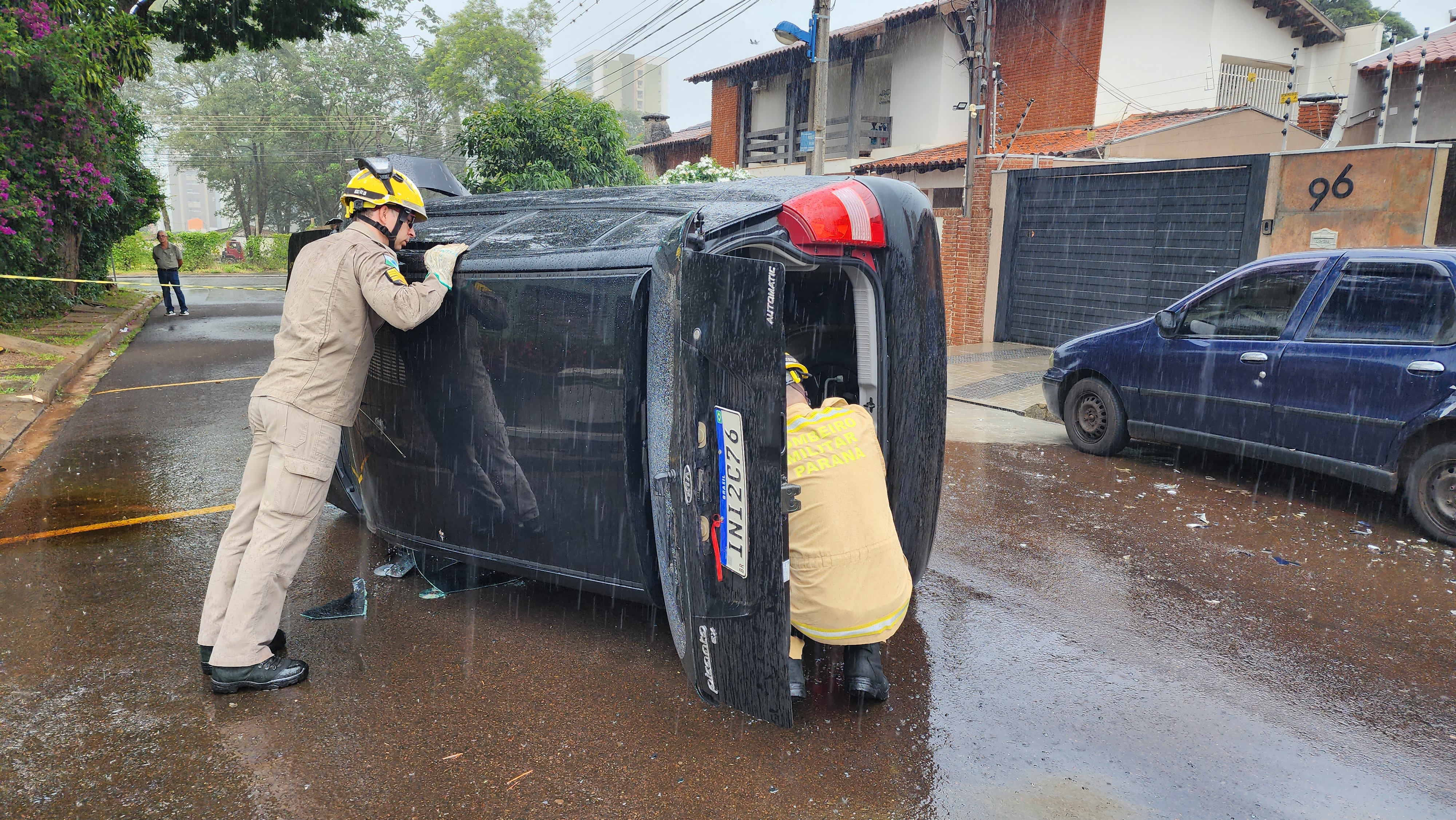 Mulher que dirigia e utilizava celular tomba veículo ao bater em outro carro estacionado