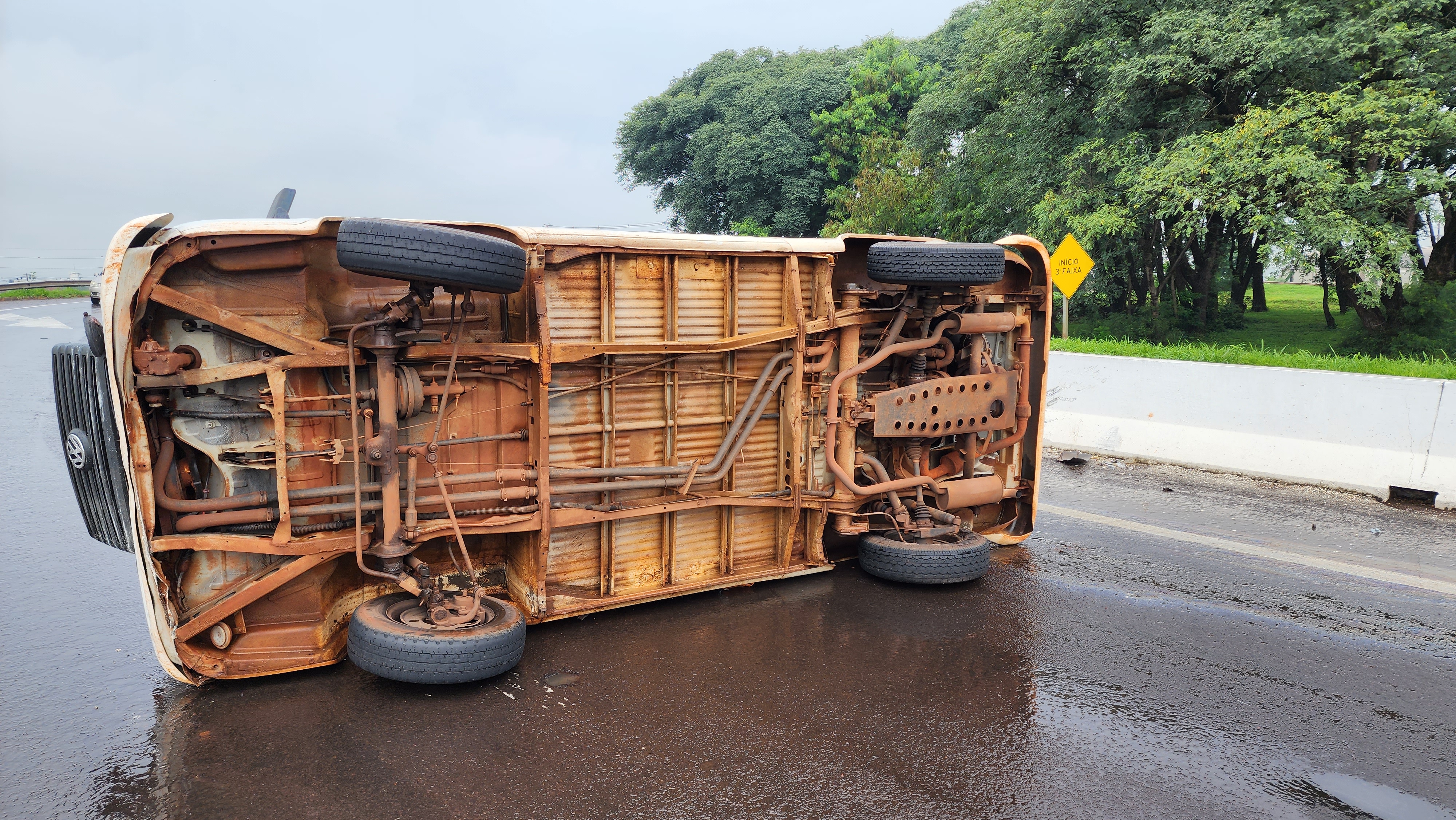 Motorista perde a direção e tomba Kombi na rodovia PR-323