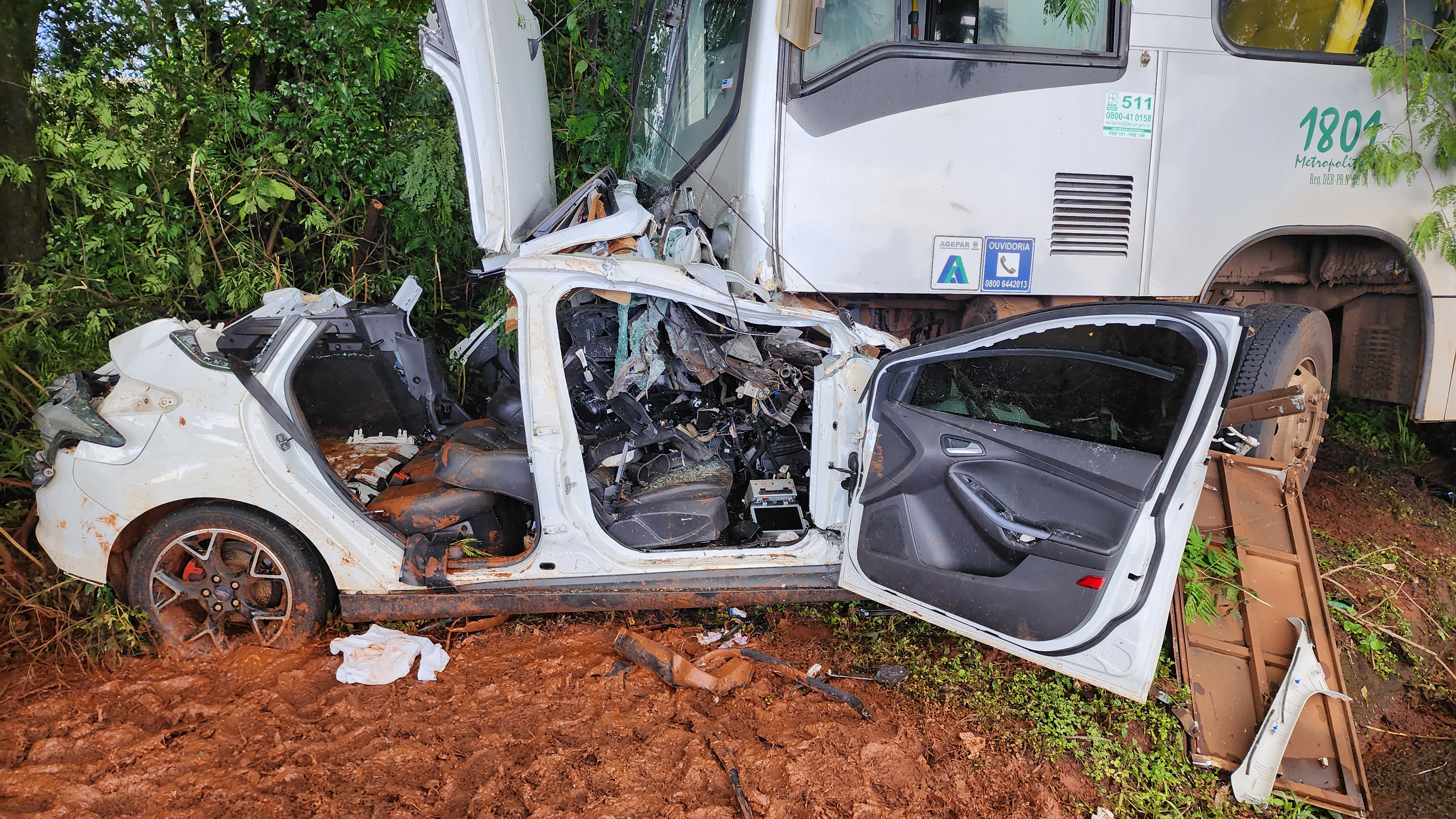 Casal de Cianorte sofre acidente gravíssimo após carro bater de frente contra ônibus na rodovia PR-323