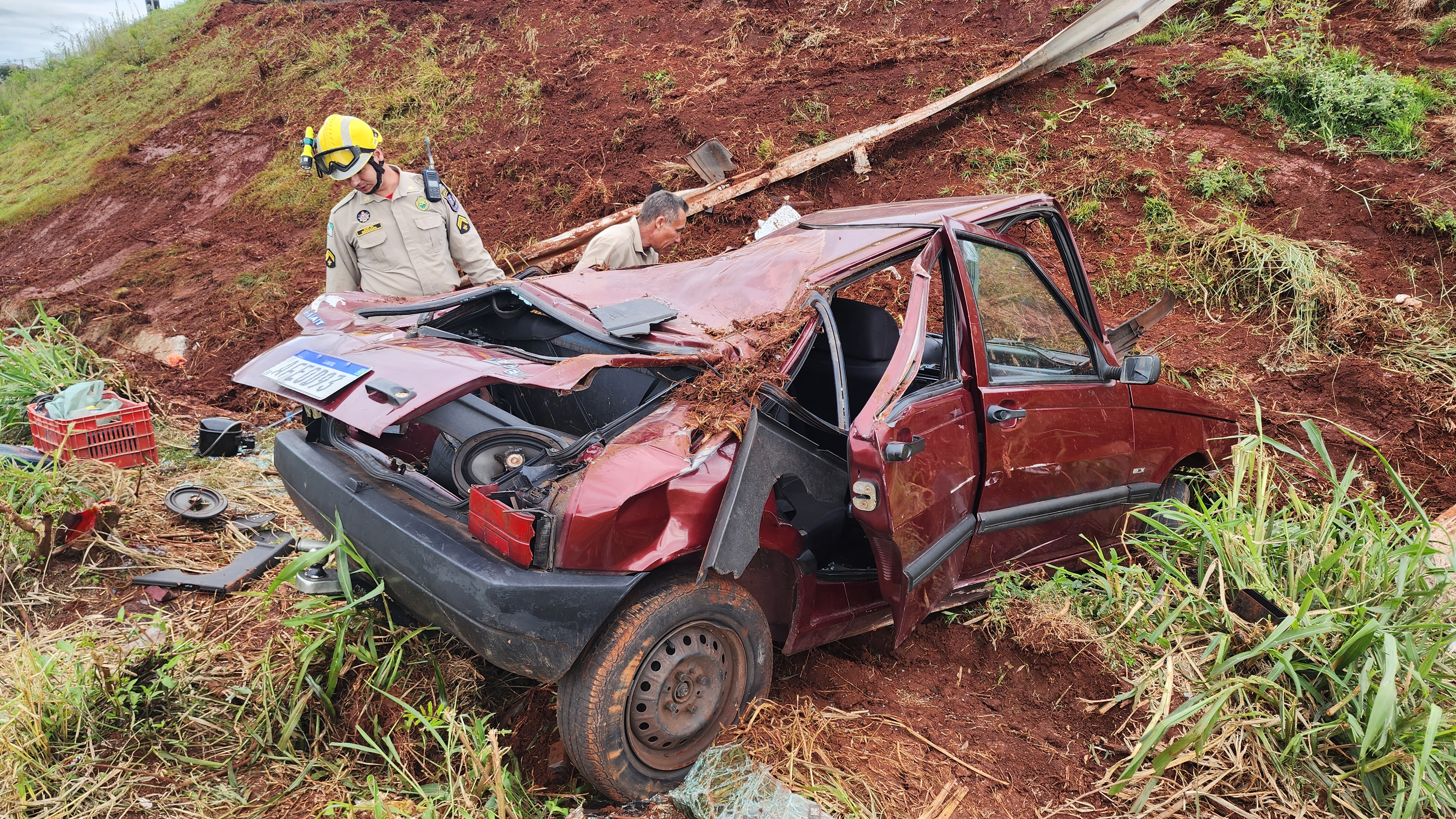 Automóvel capota no entroncamento da 323 com a PR-317, em Maringá