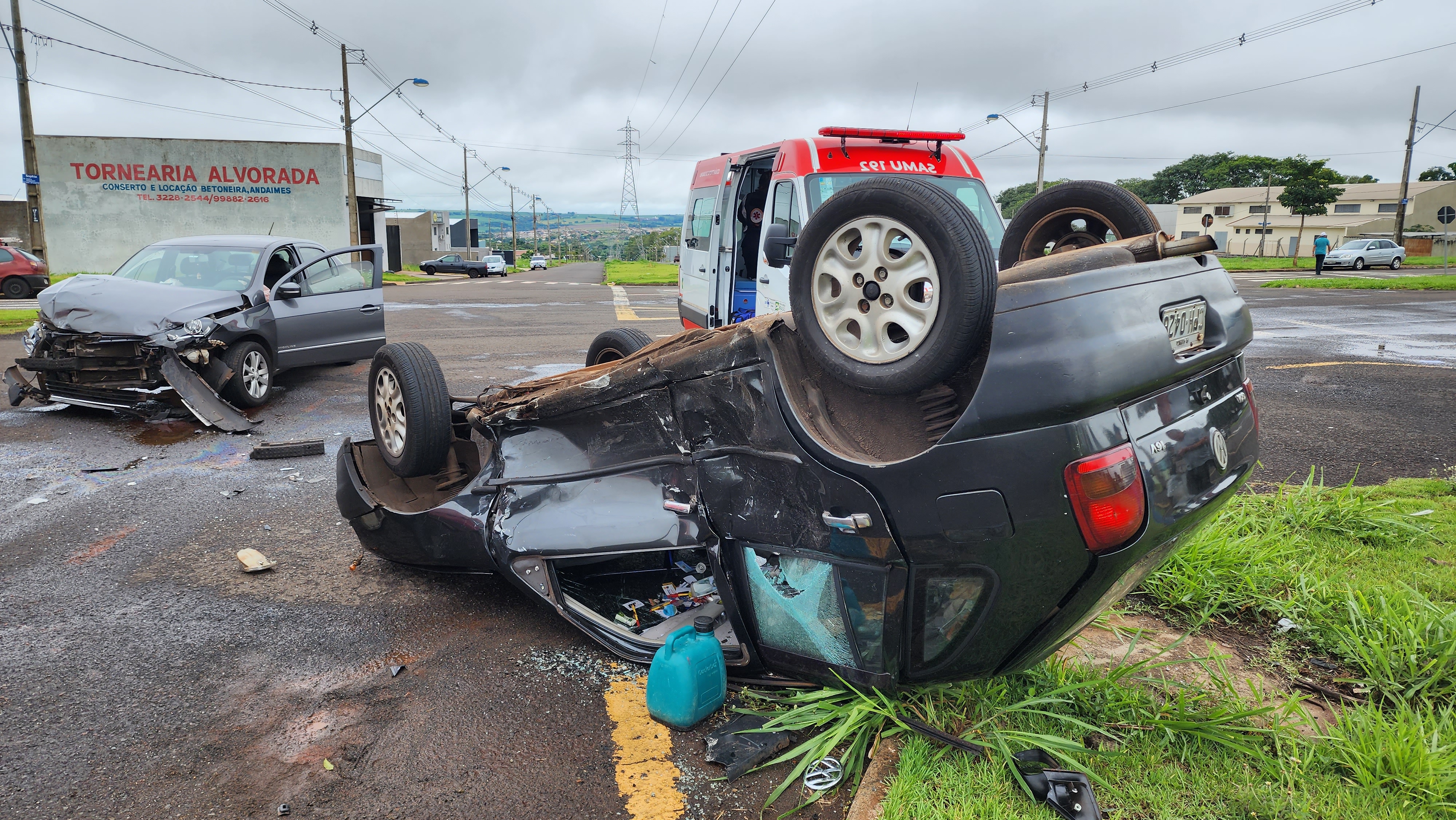 Duas pessoas ficam feridas após acidente em cruzamento no Conjunto Parigot de Souza