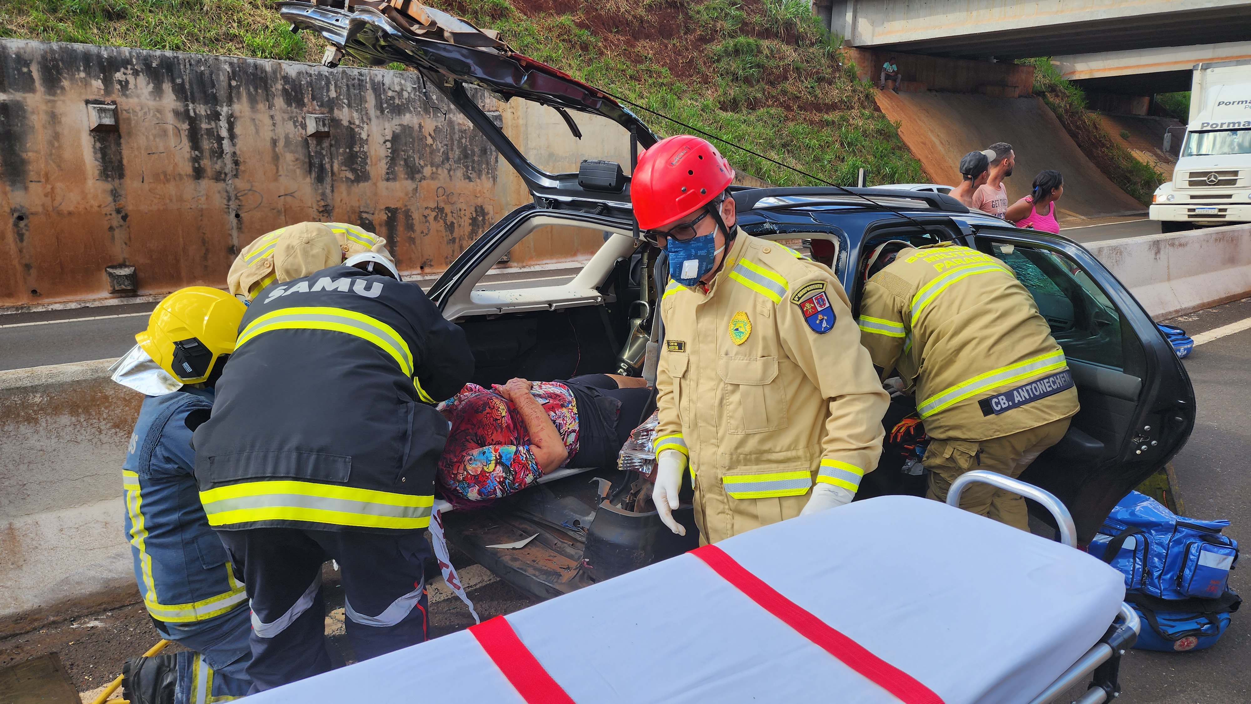 Mulher fica ferida após capotar carro no Contorno Norte em Maringá