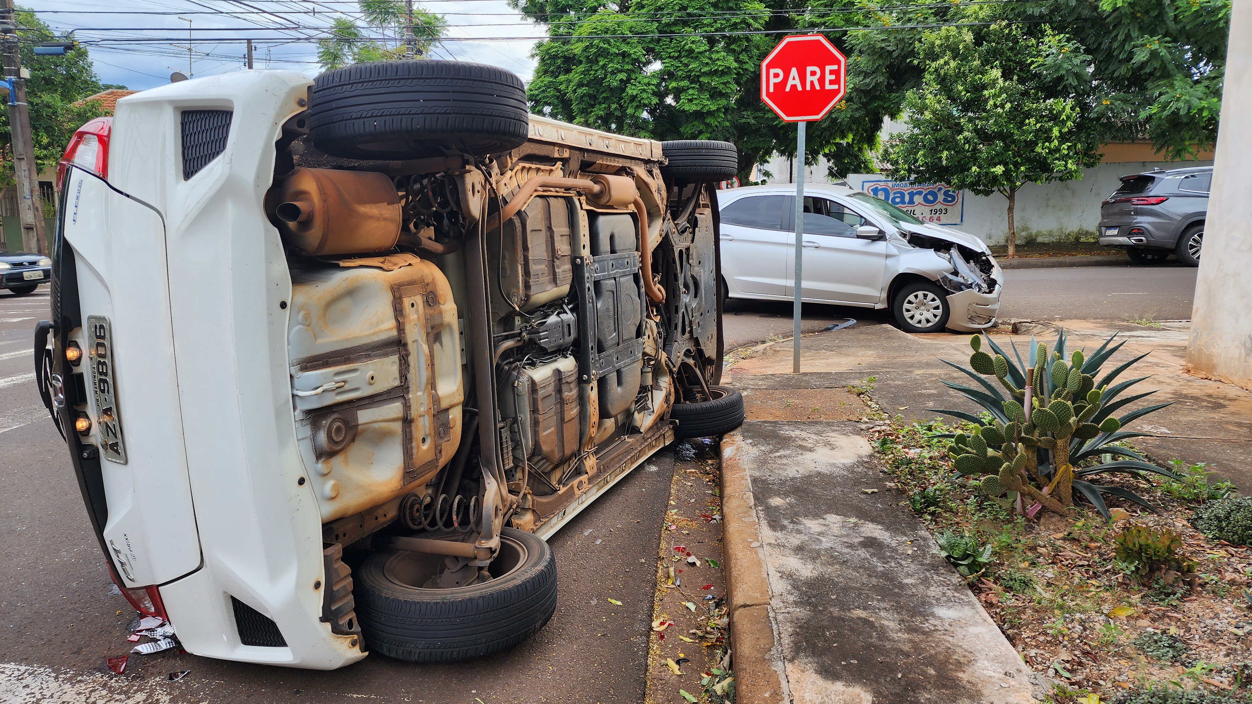 Uma pessoa fica ferida durante capotamento na Vila Esperança