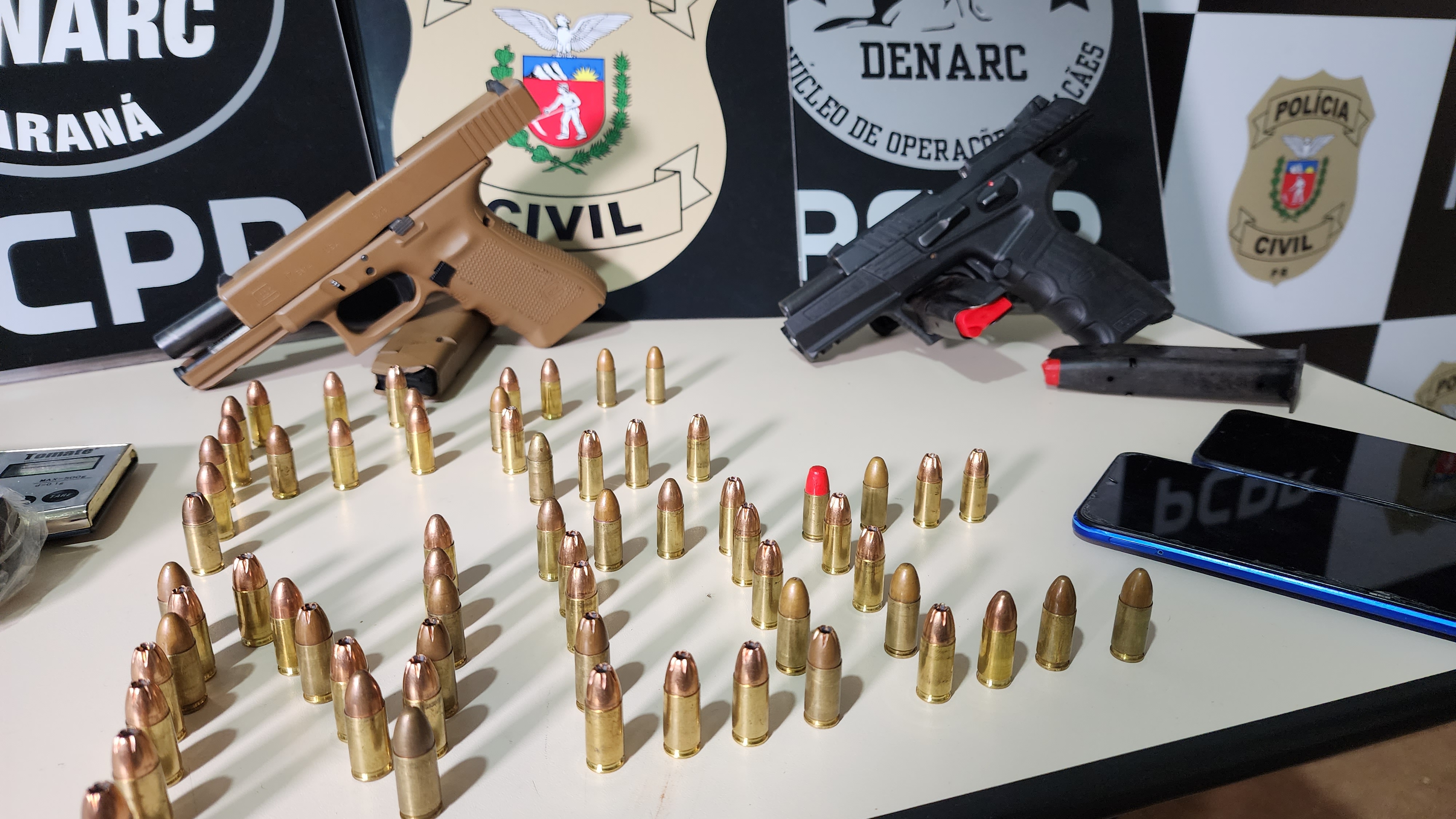 Rapaz com passagens pela polícia é preso em Sarandi com armas e drogas