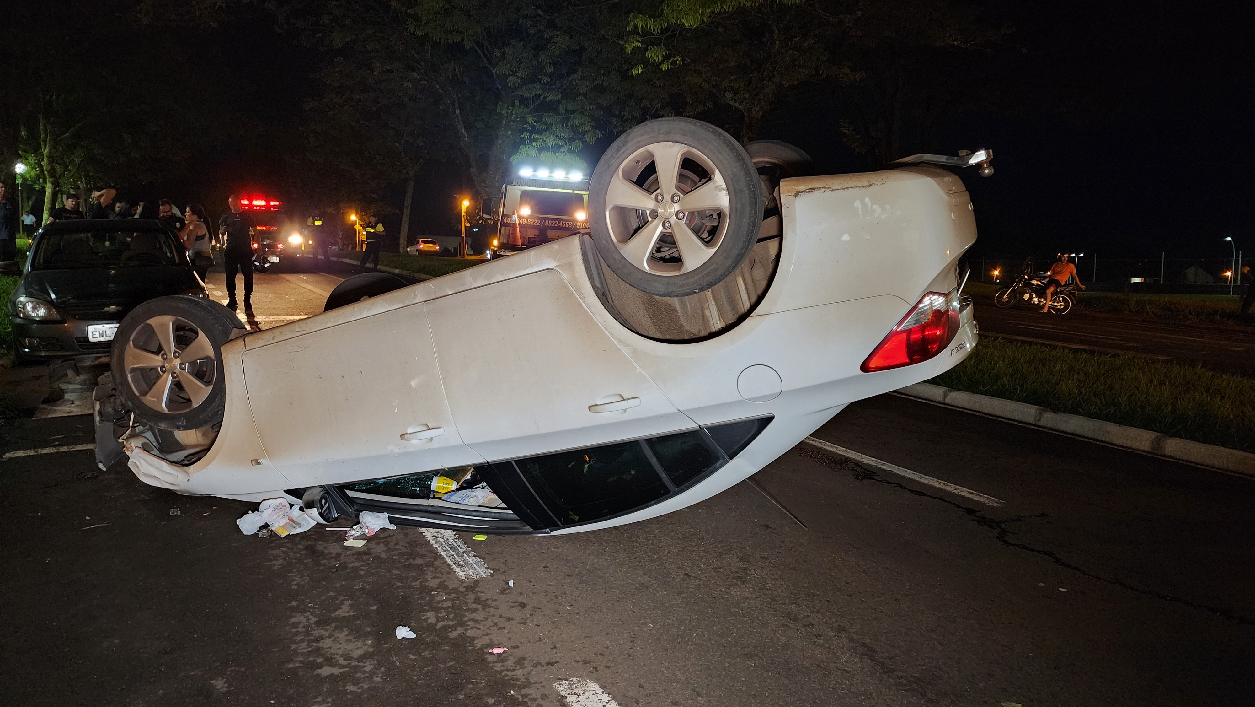 Mulher passa mal e capota veículo no Jardim Alvorada em Maringá.