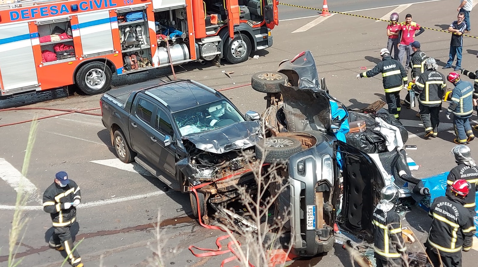 Batida entre duas camionetes deixa um saldo de três pessoas feridas na 376.