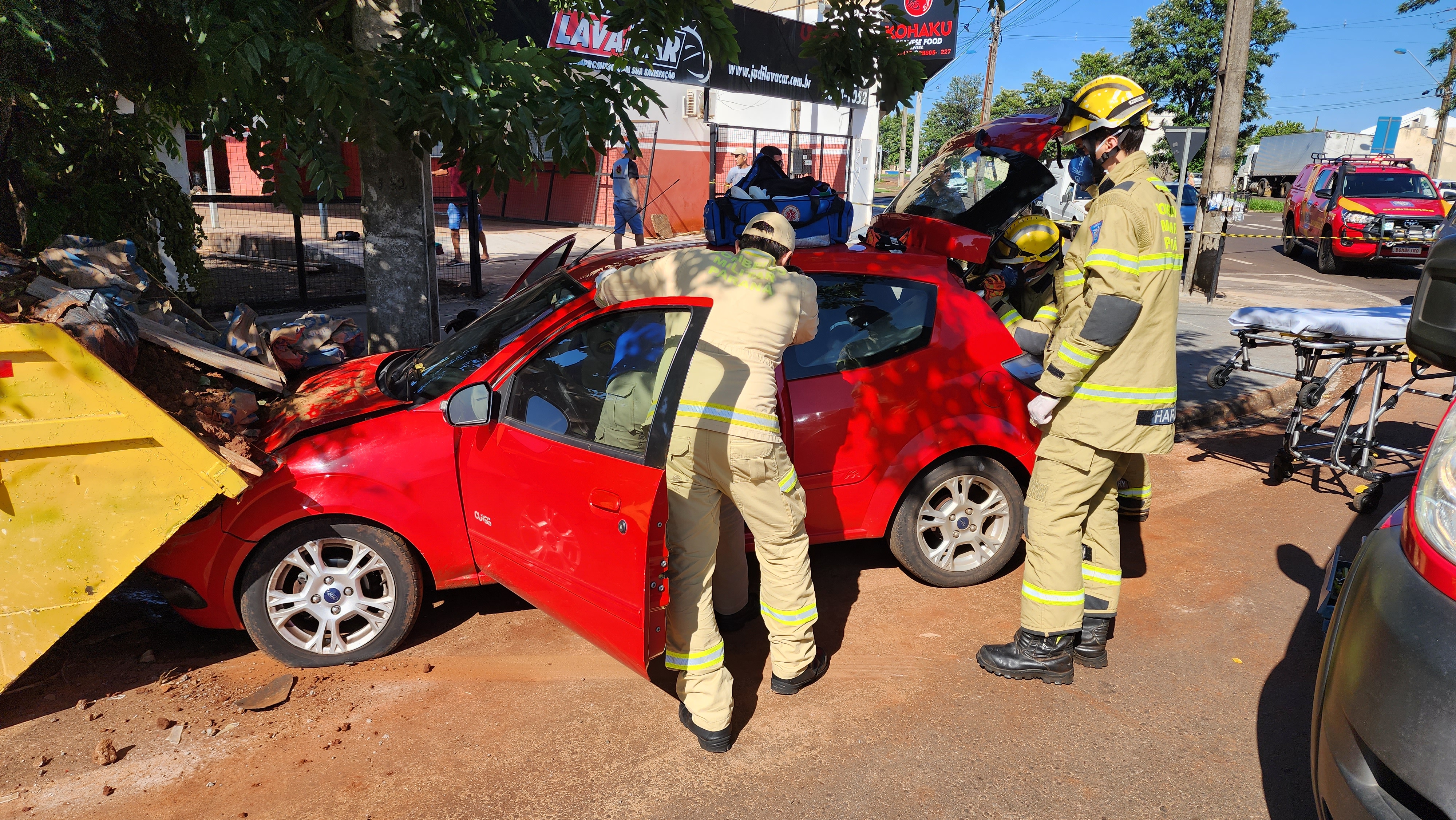 Mulher fica ferida ao colidir seu automóvel em caçamba de entulho no Jardim Paris.