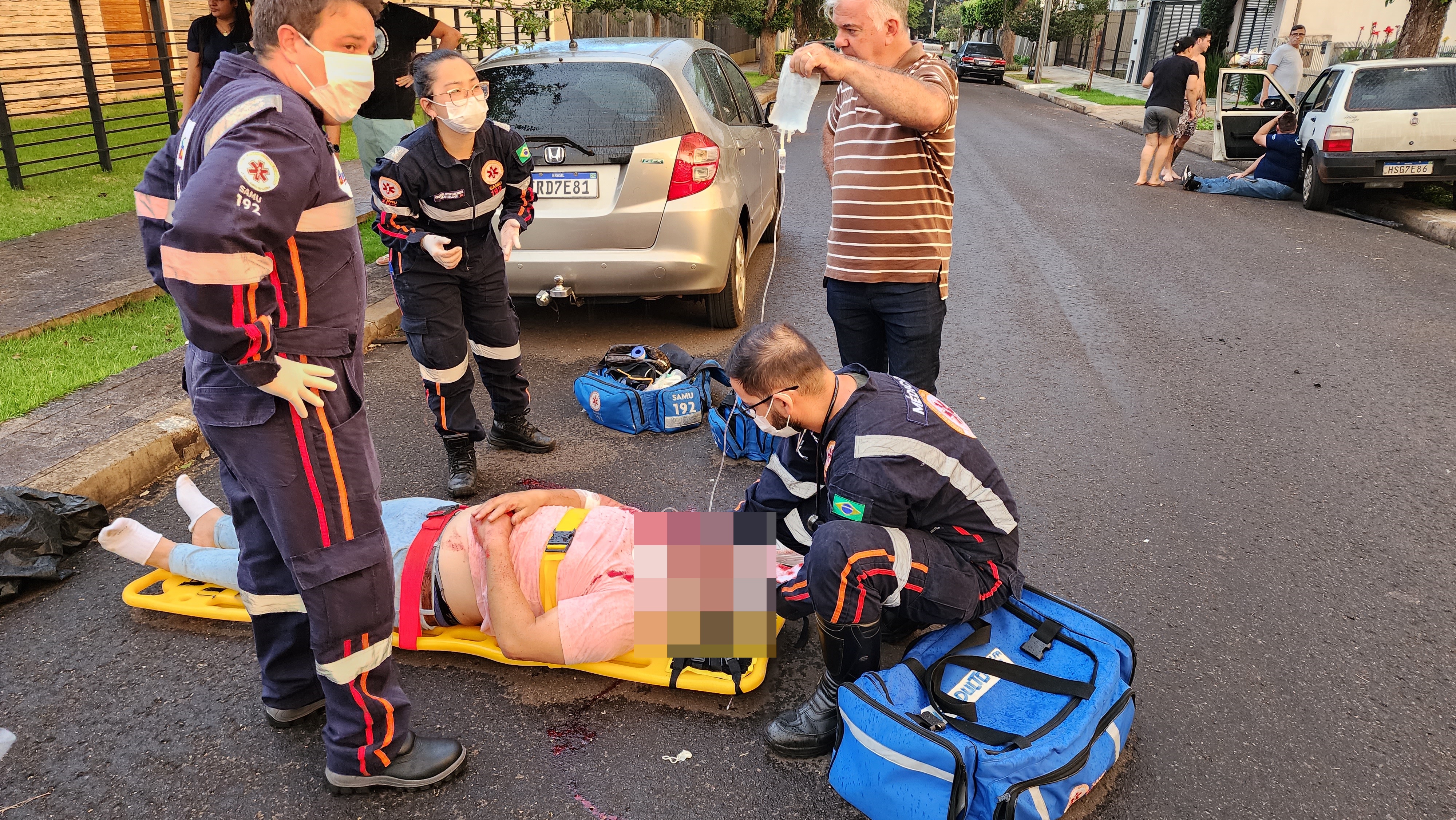 Motociclista invade preferencial e acaba entubado ao sofrer acidente na zona 5 em Maringá.