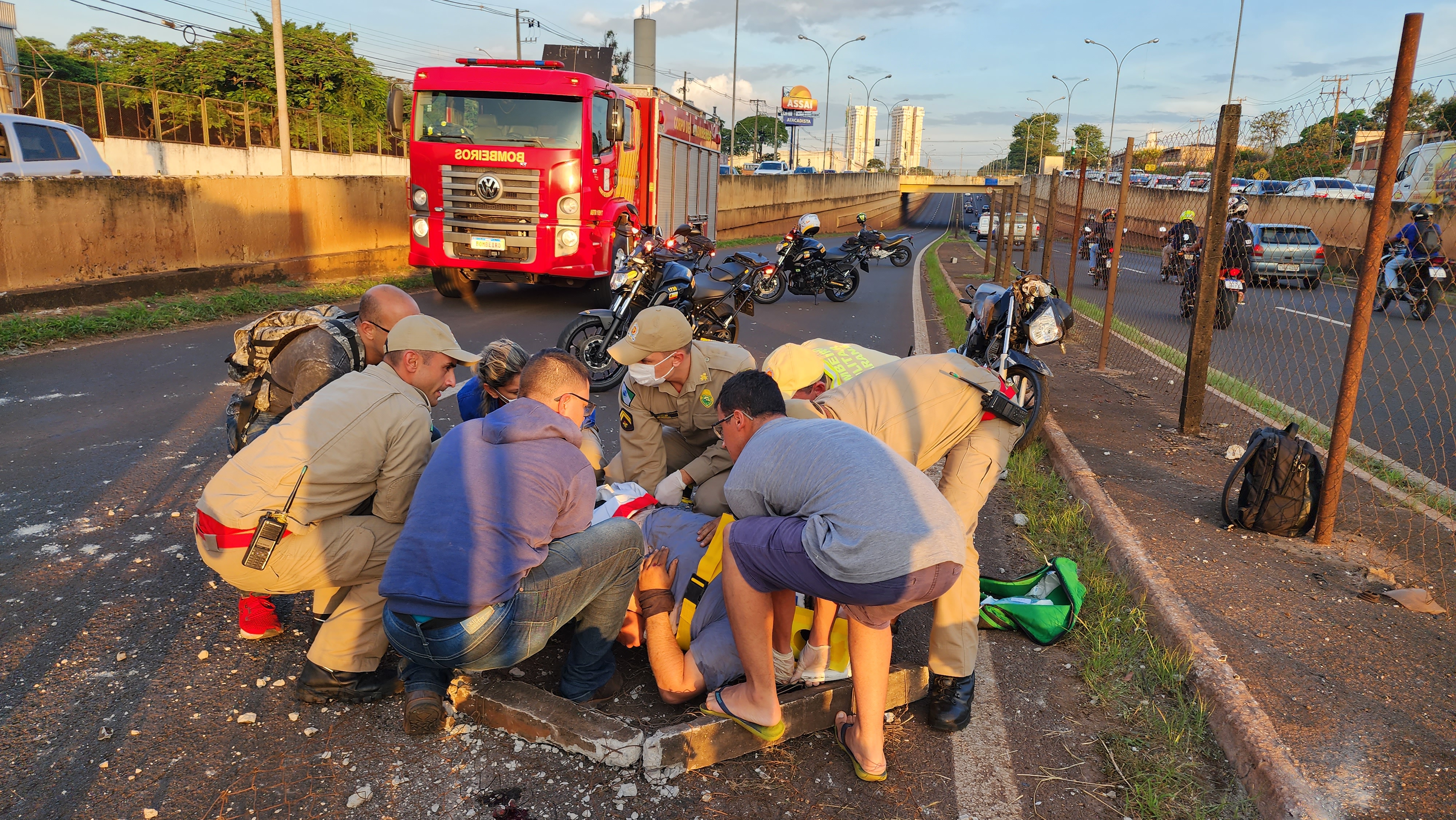 Motociclista fica gravemente ferido em acidente na Avenida Colombo em Maringá.