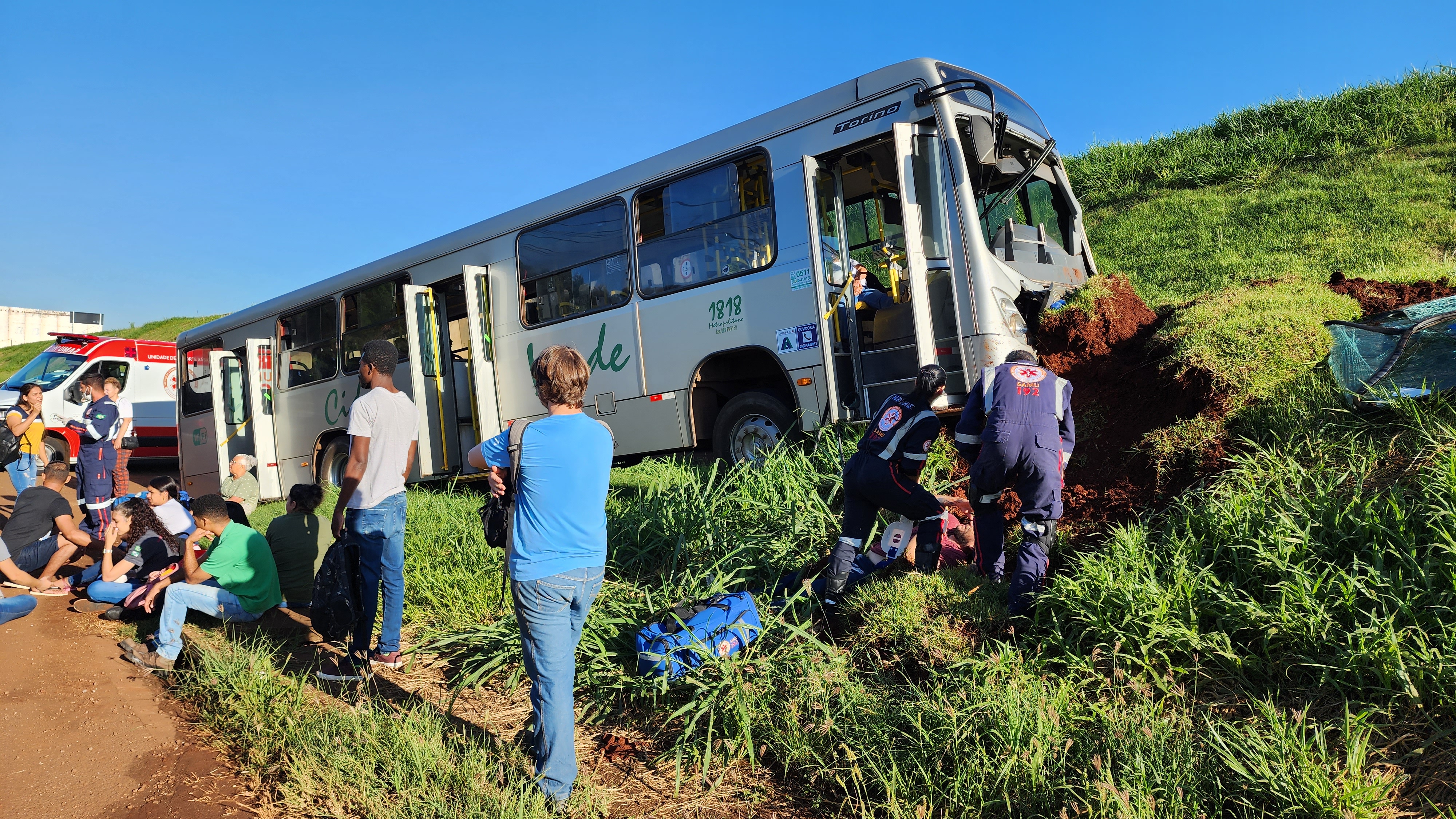 Batida entre ônibus de linha e motocicleta deixa mais de 20 pessoas feridas.