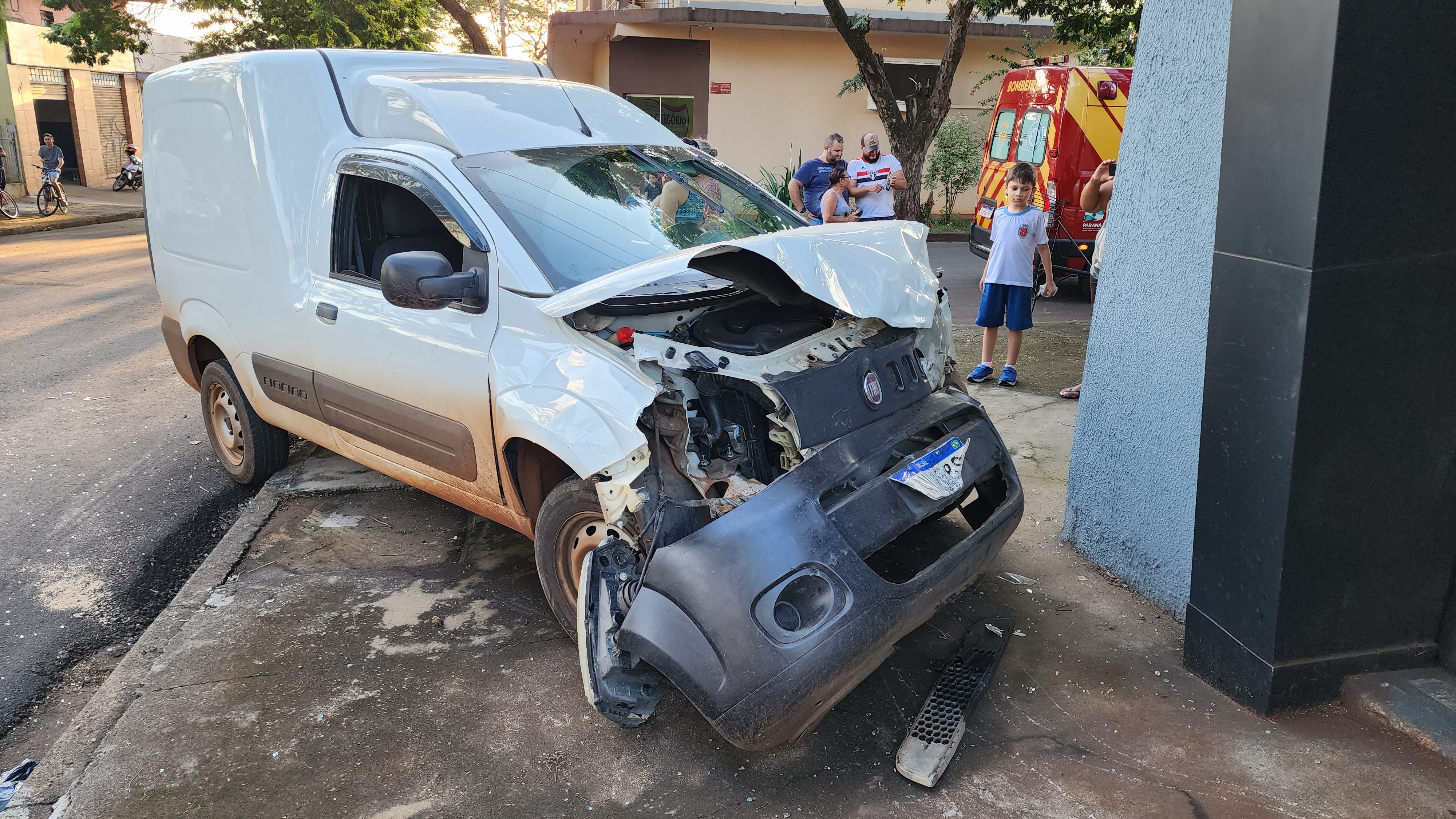 Mulher fica ferida após marido invadir preferencial no Parque das Laranjeiras em Maringá.