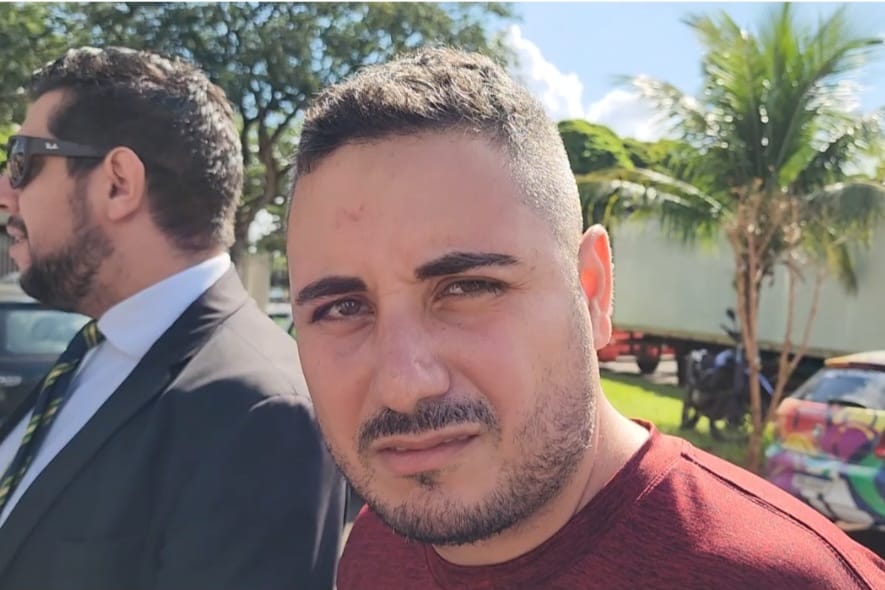 Rapaz que desferiu facadas em outro homem no Jardim Império do Sol vai com advogado na delegacia contar sua versão.