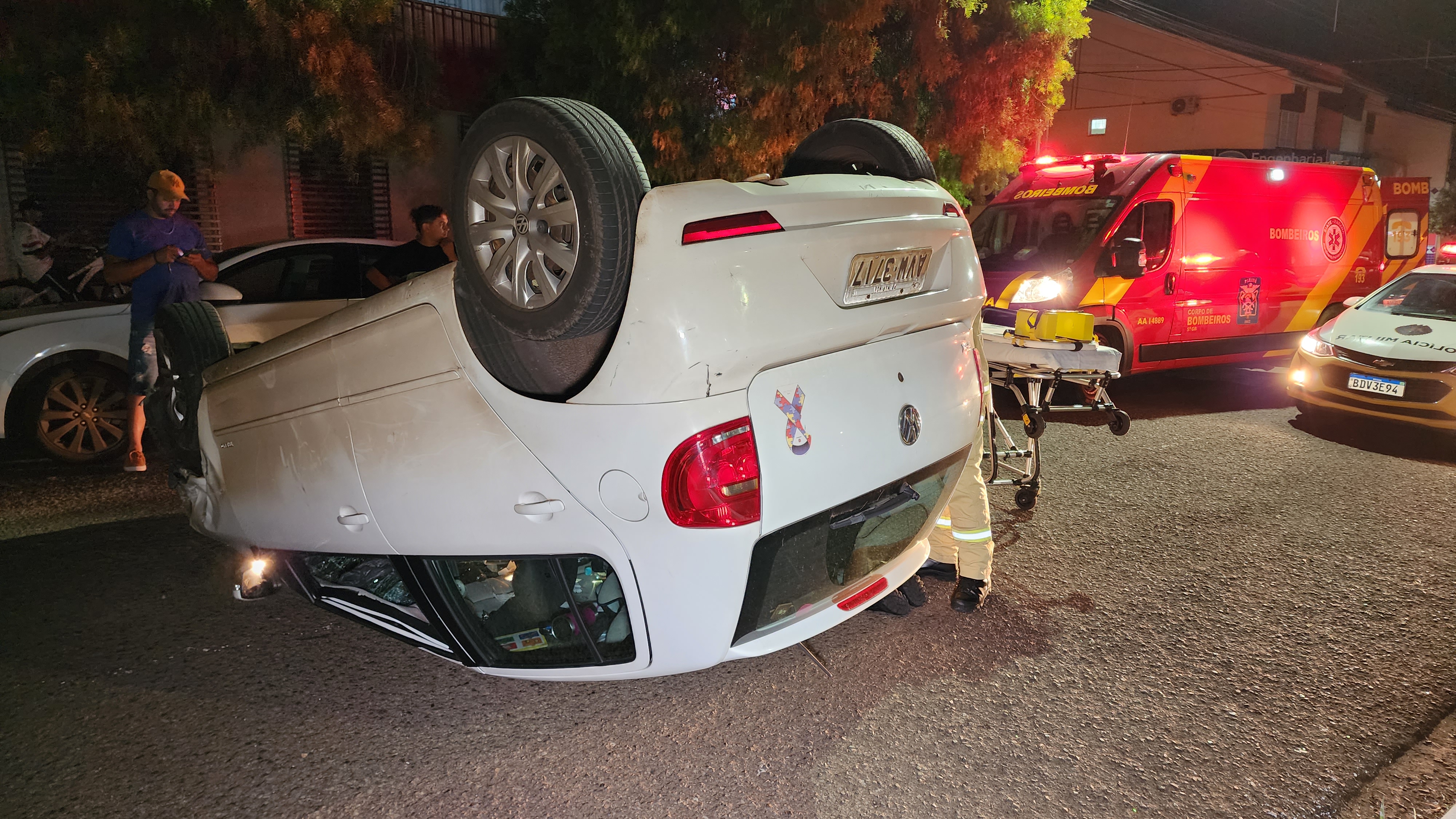 Mulher fica ferida ao capotar automóvel na Avenida Alziro Zarur em Maringá