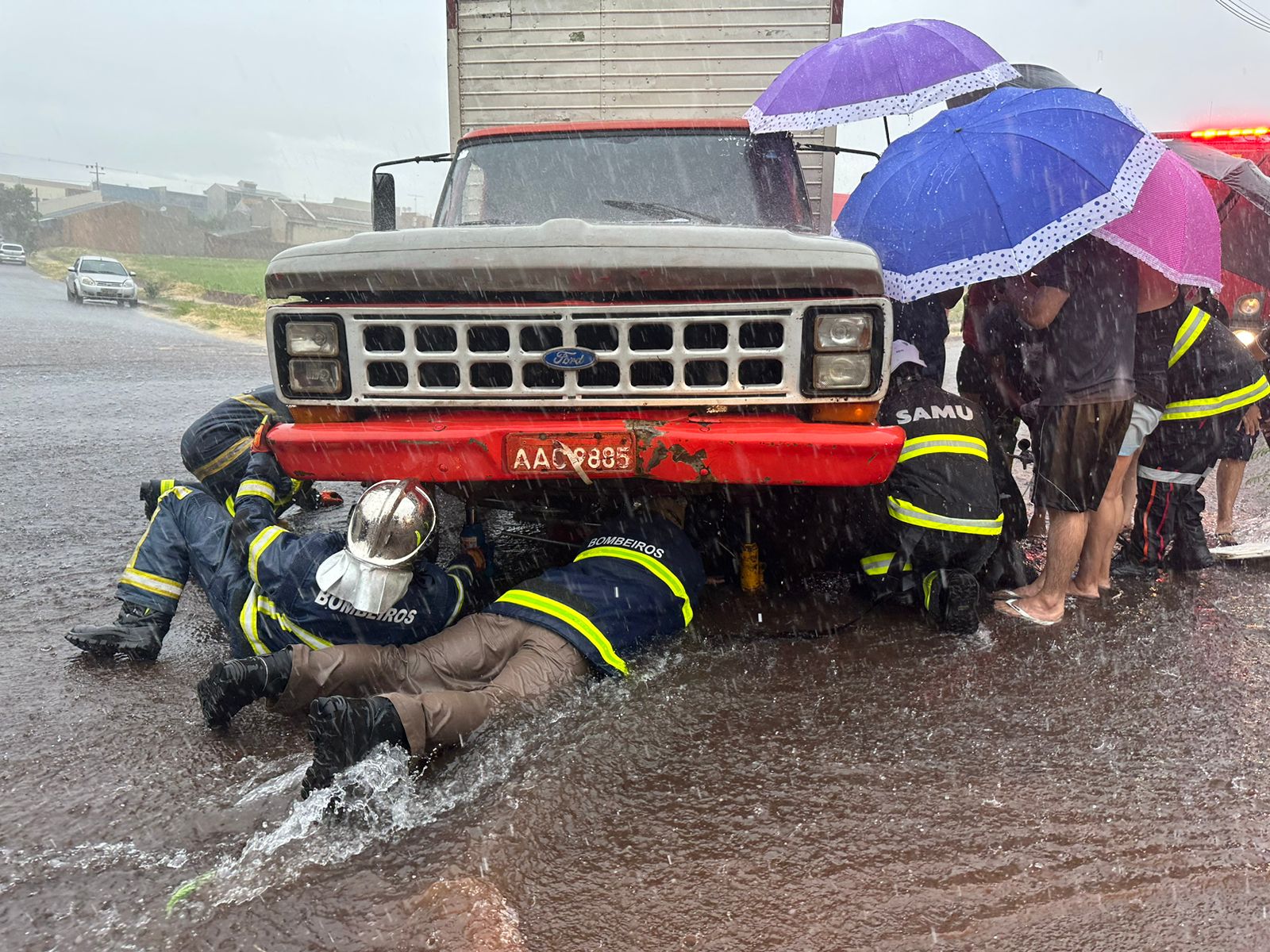 Motociclista sofre acidente gravíssimo após cair debaixo dos rodados de caminhão