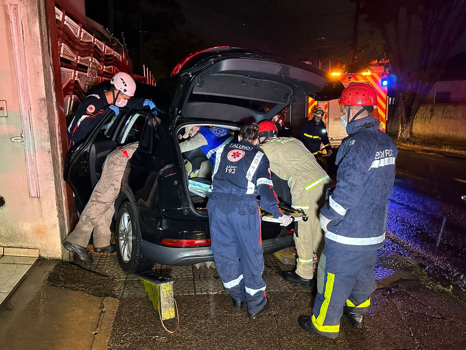 Mulher perde controle de veículo e bate em portão de residência na zona 2