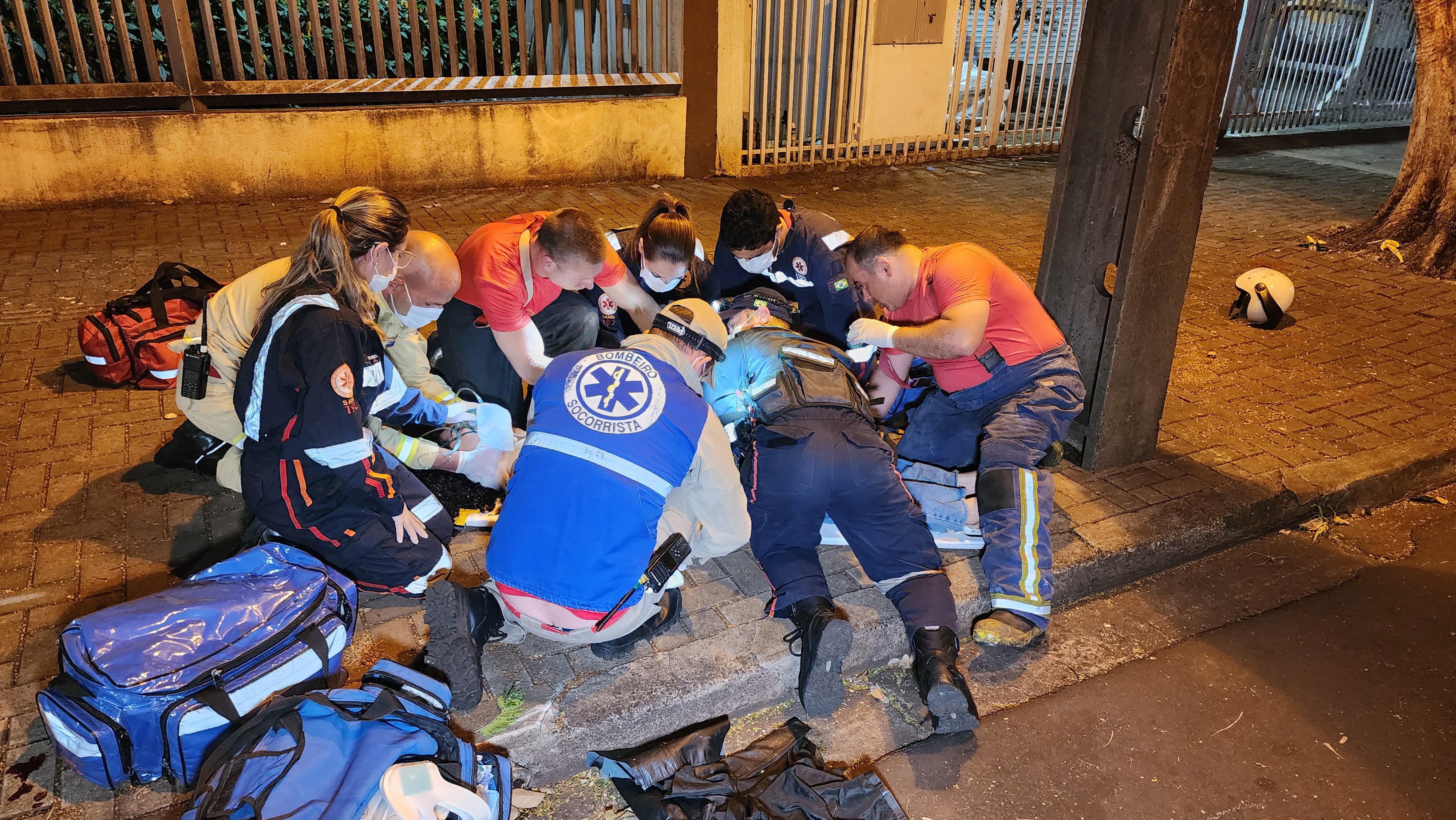 Casal fica ferido ao bater motocicleta contra poste na Rua Fernão Dias em Maringá