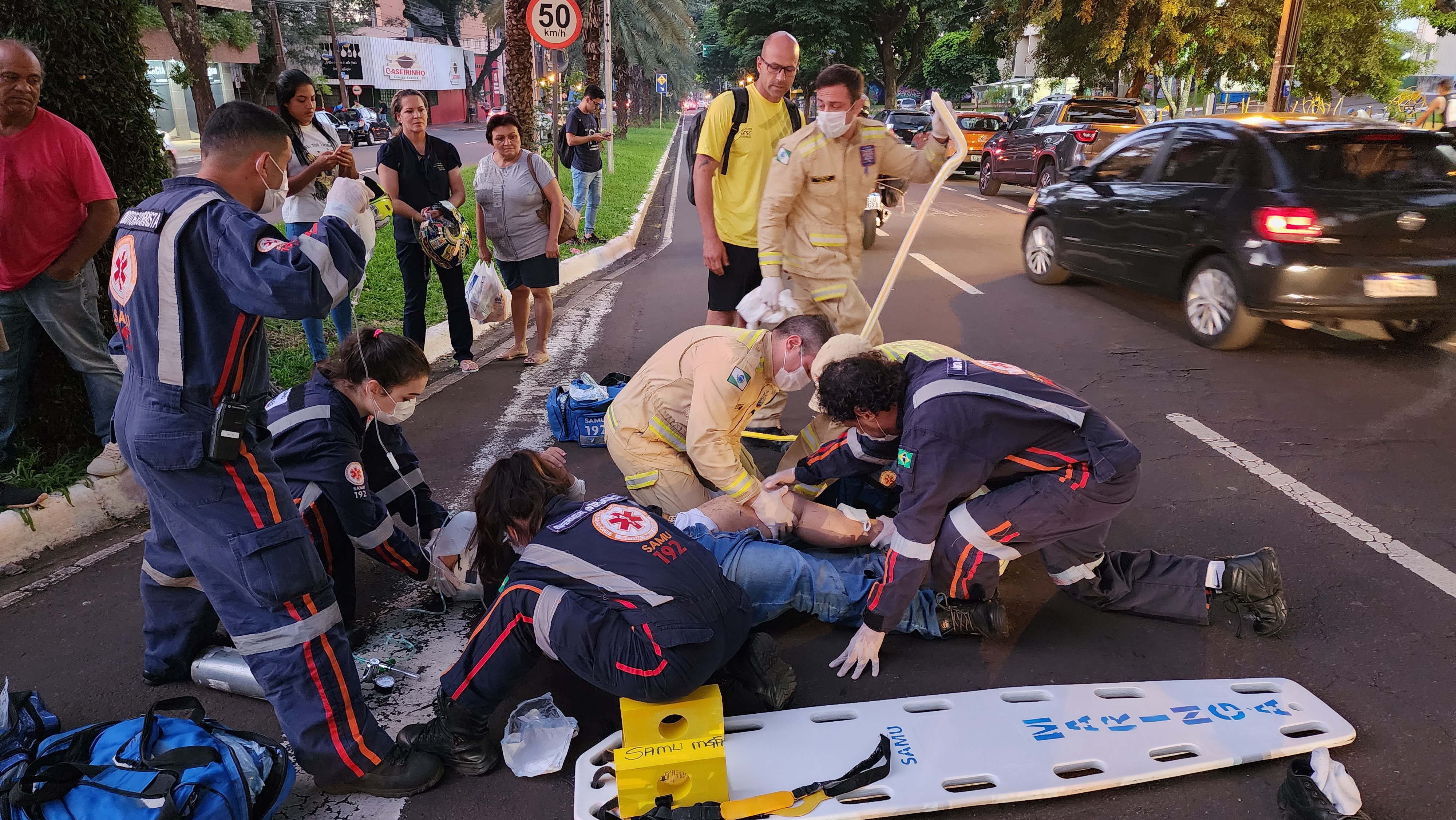 Rapaz sofre fratura de fêmur em acidente envolvendo moto e automóvel no centro de Maringá