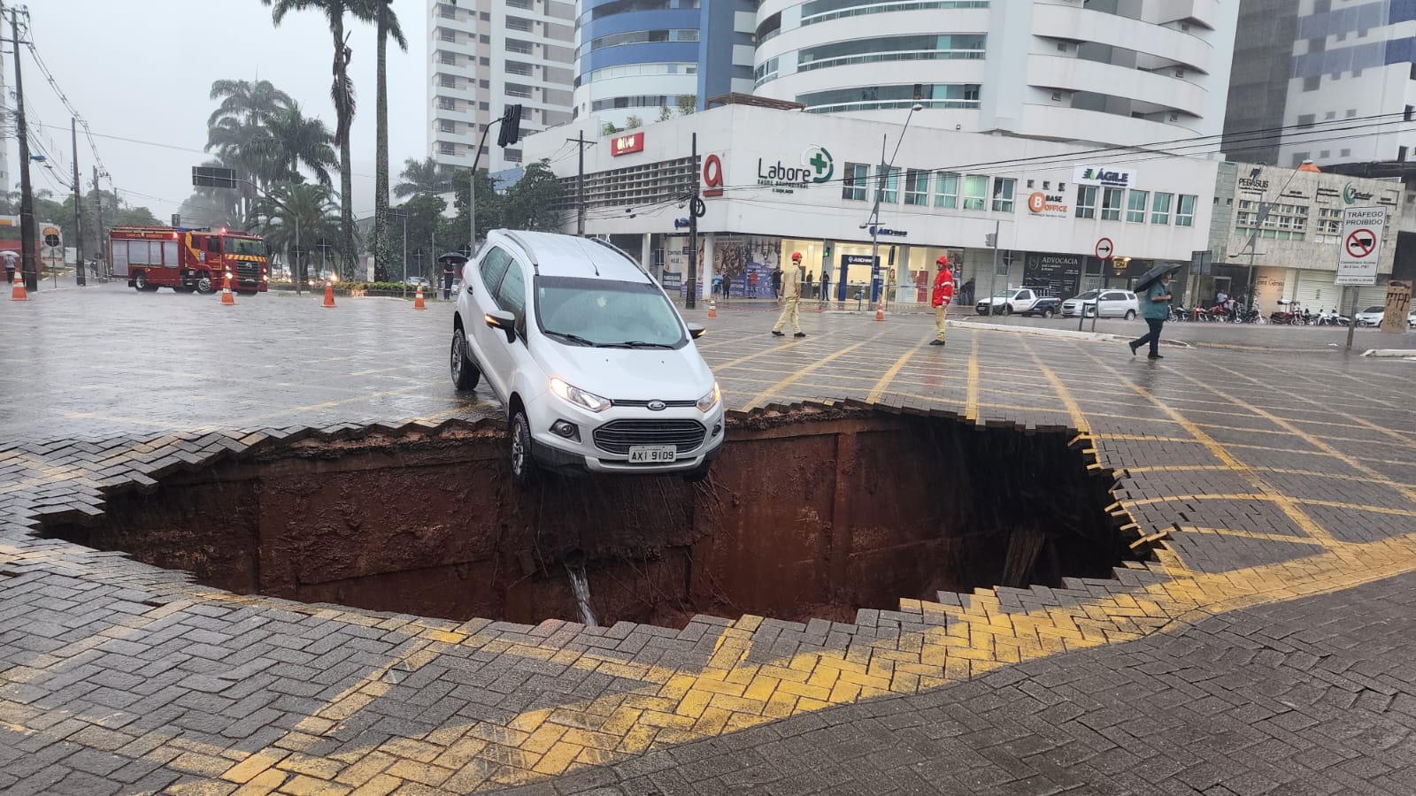 Cratera enorme se abre na Avenida Paraná em Maringá