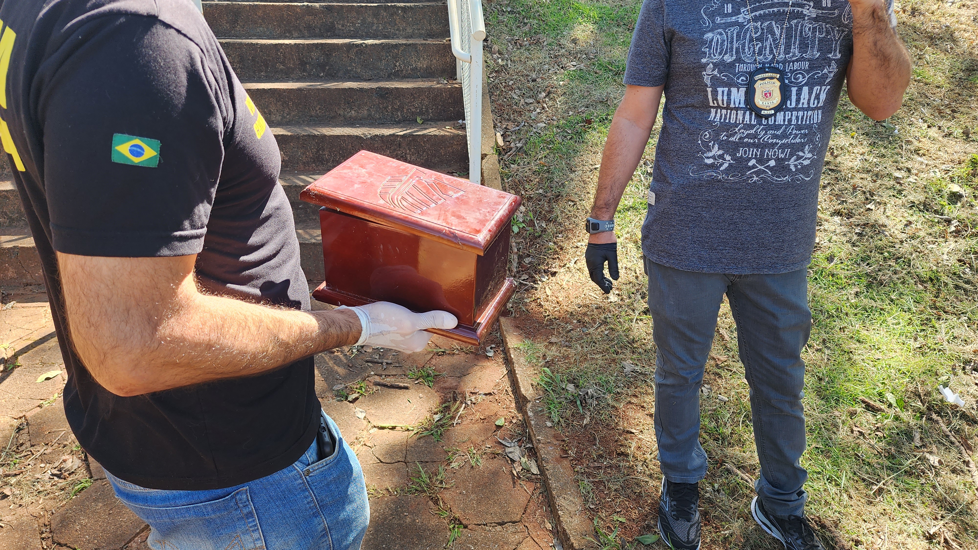 Urna funerária com cinzas é encontrada abandonada em praça no Jardim Tabaetê em Maringá