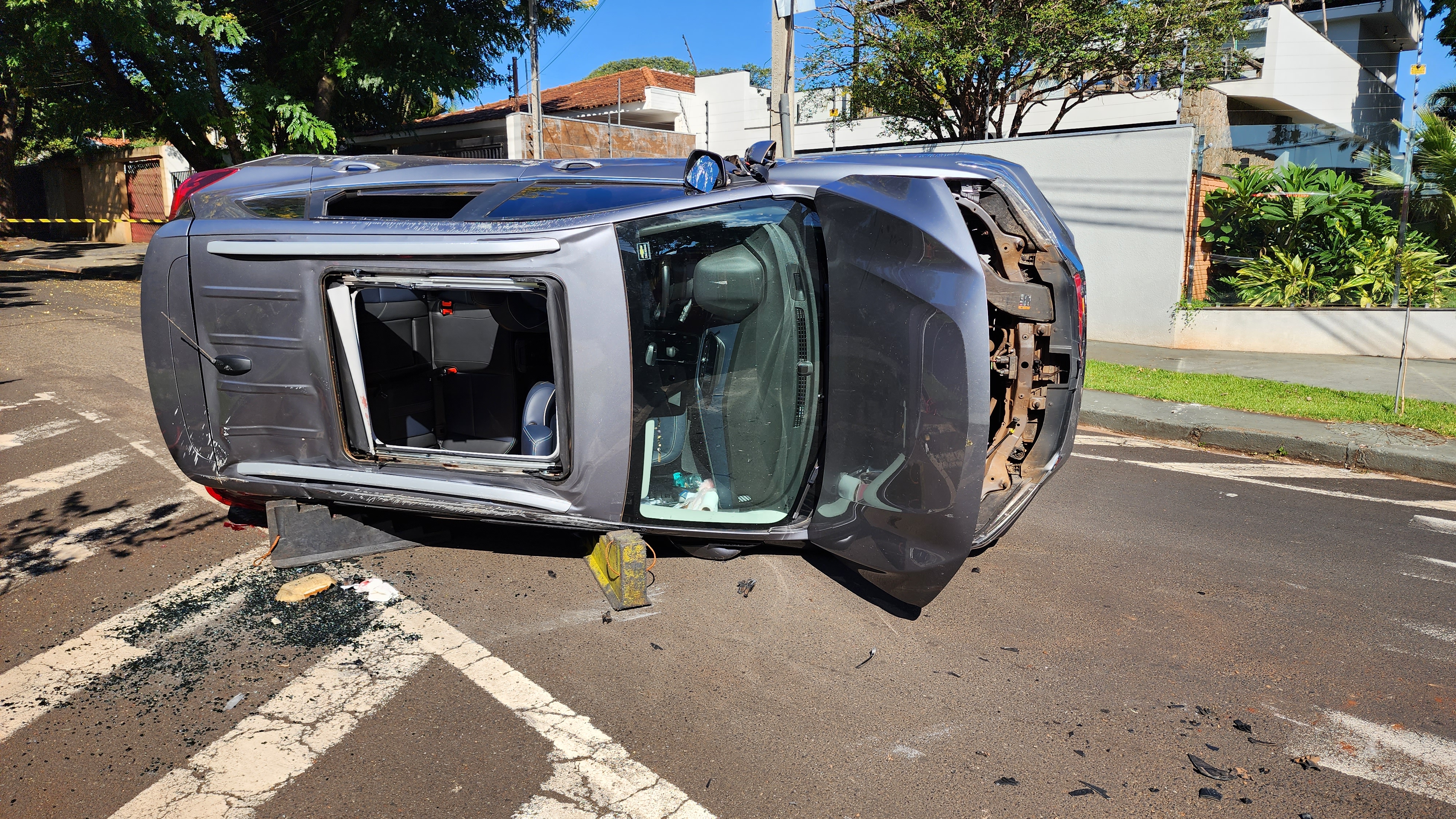 Pessoas ficam feridas durante acidente em cruzamento na zona 2 em Maringá