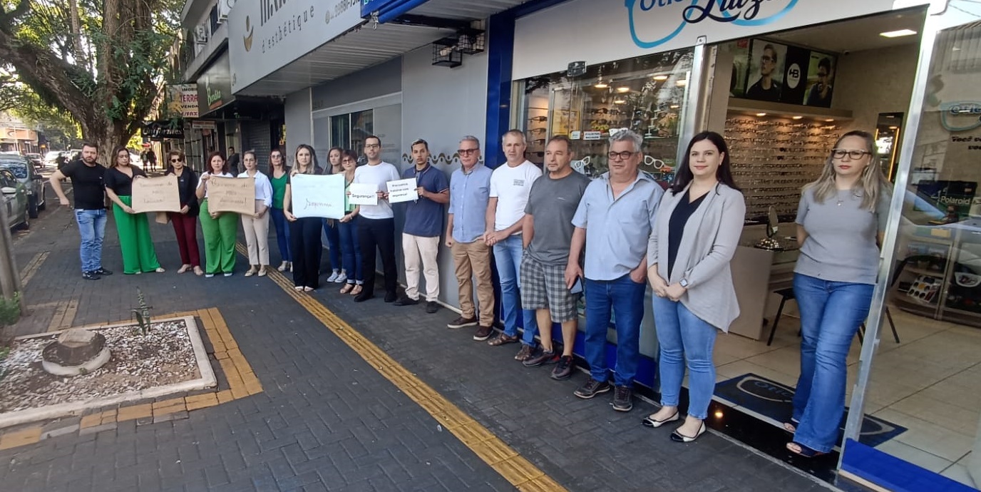 Comerciantes vítimas de furtos protestam no centro de Maringá 