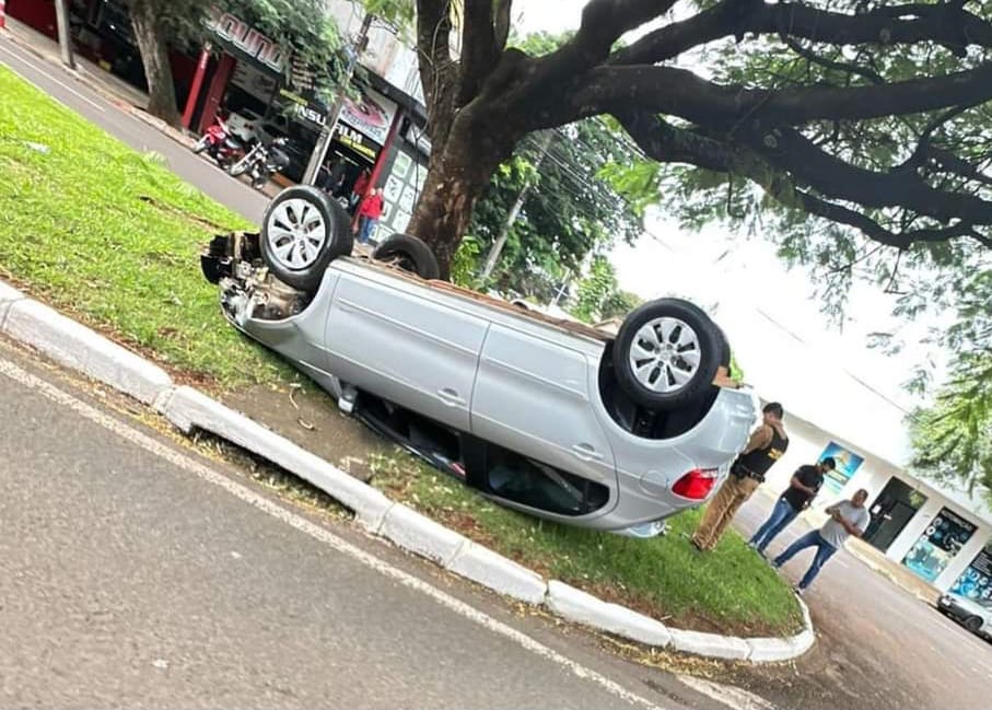 Carro capota após camionete avançar preferencial em Maringá