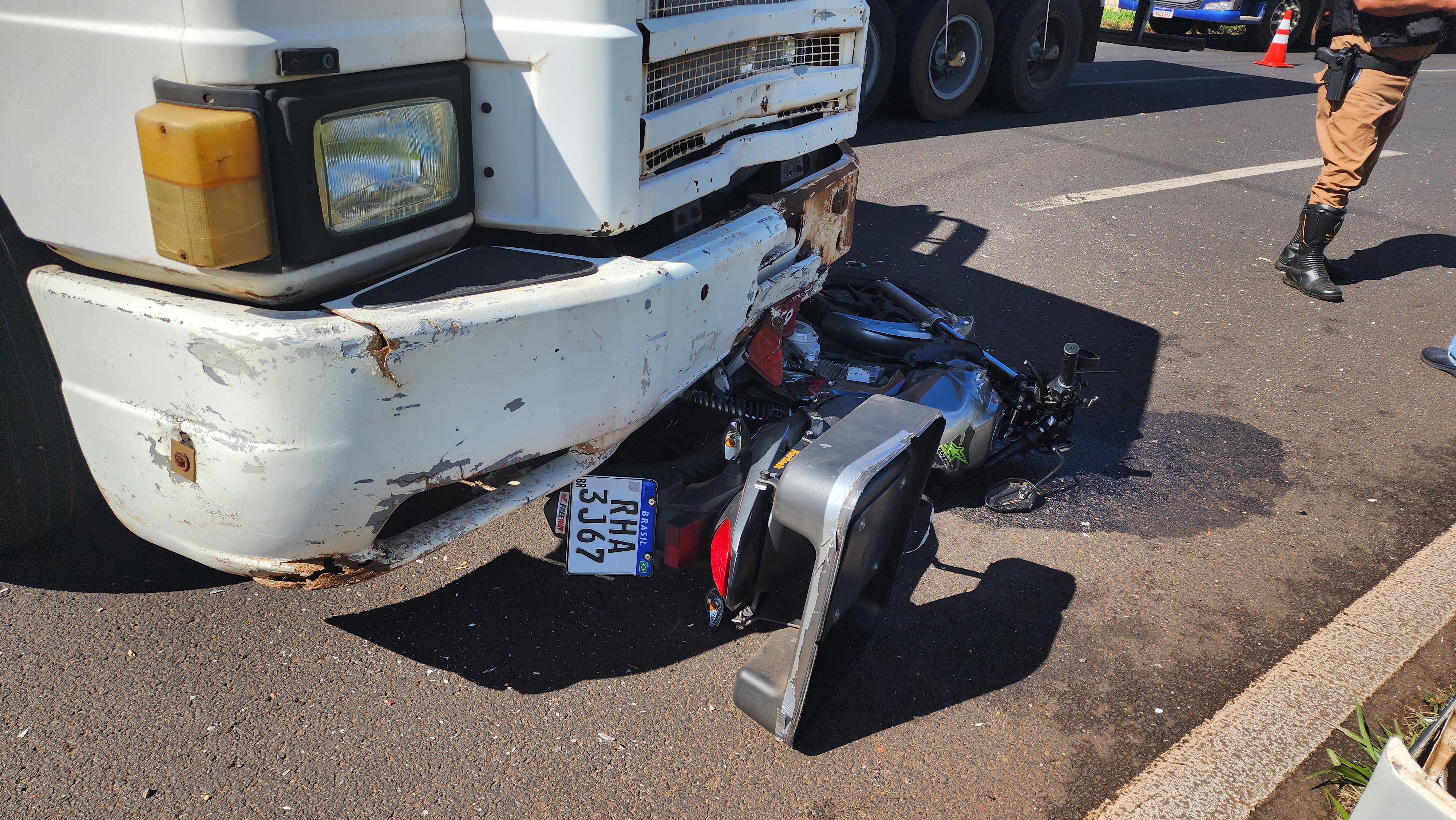 Motoboy sofre ferimentos graves ao se envolver em acidente com carreta na rodovia 317 em Maringá