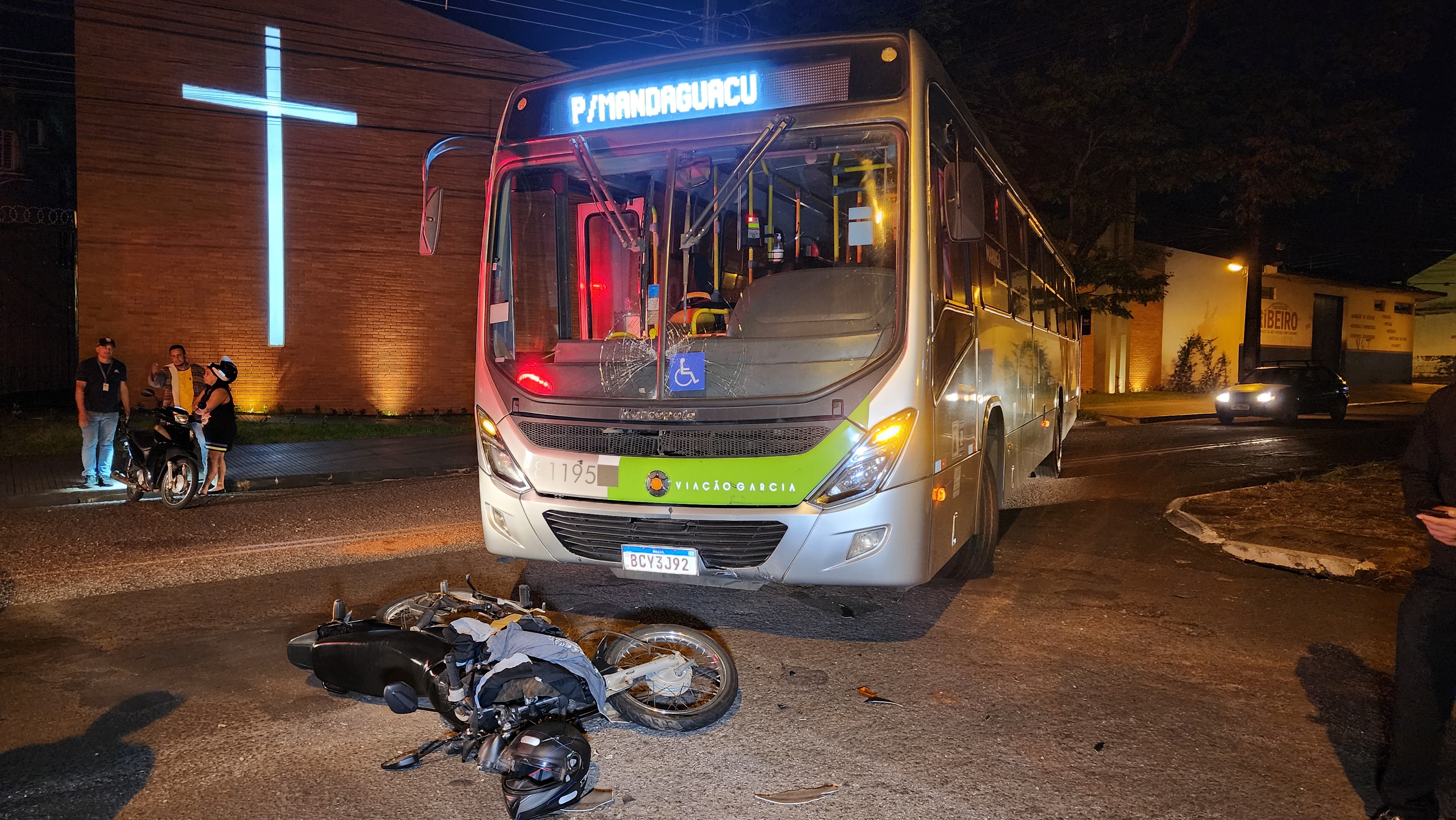 Motociclista sofre ferimentos graves após bater de frente com ônibus 