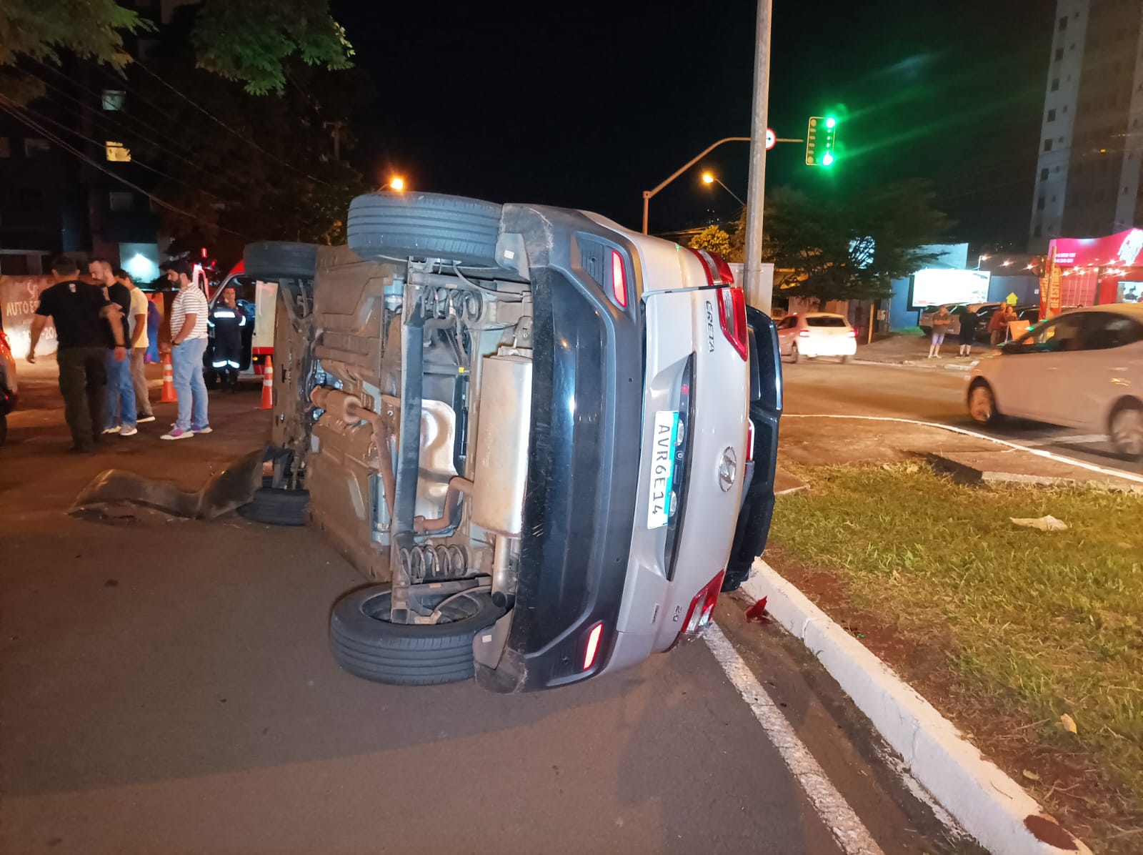 Veículo tomba ao bater em outro carro estacionado em Maringá