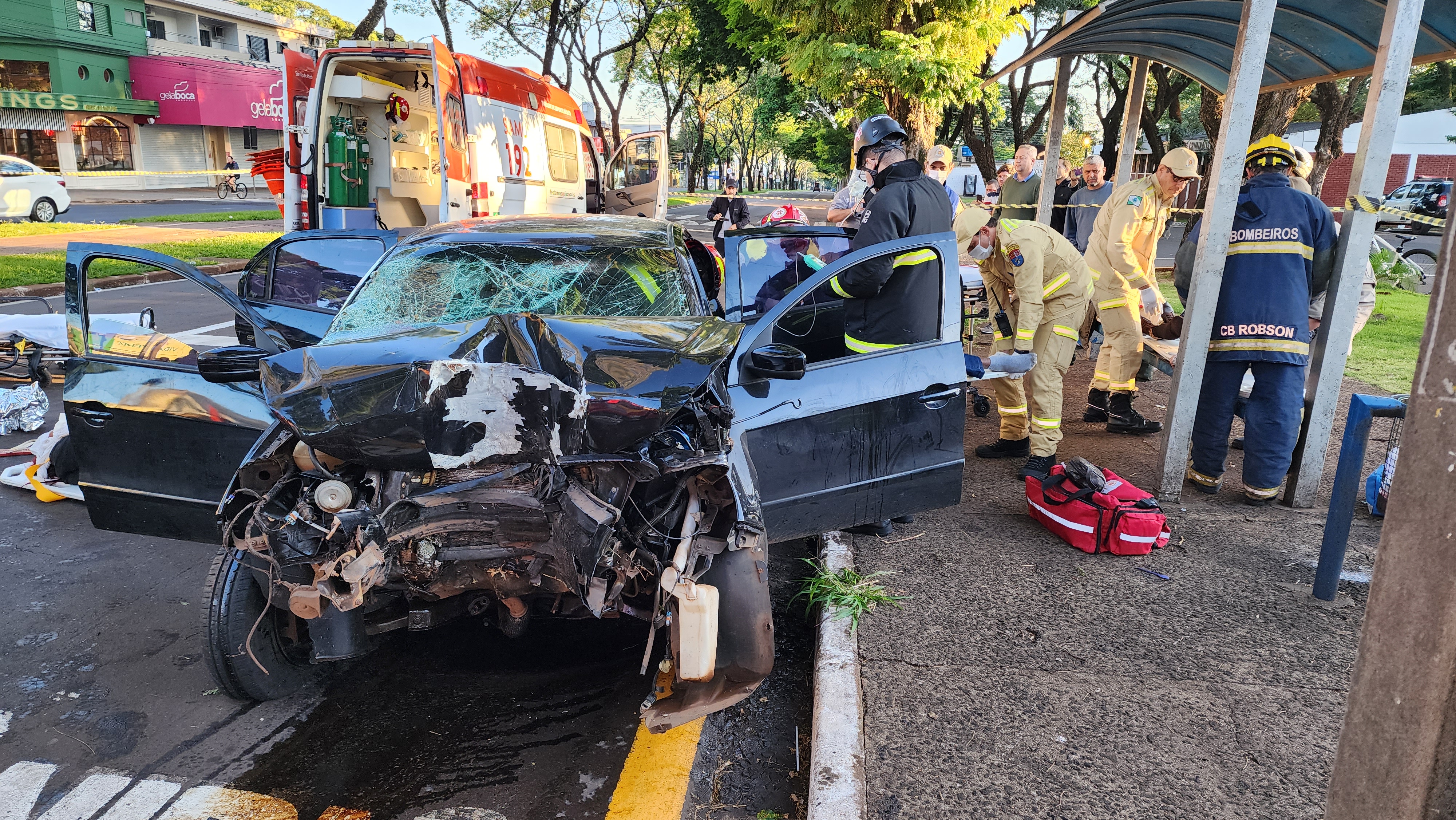 Seis pessoas ficam feridas após bater carro contra uma árvore na Avenida Mandacaru