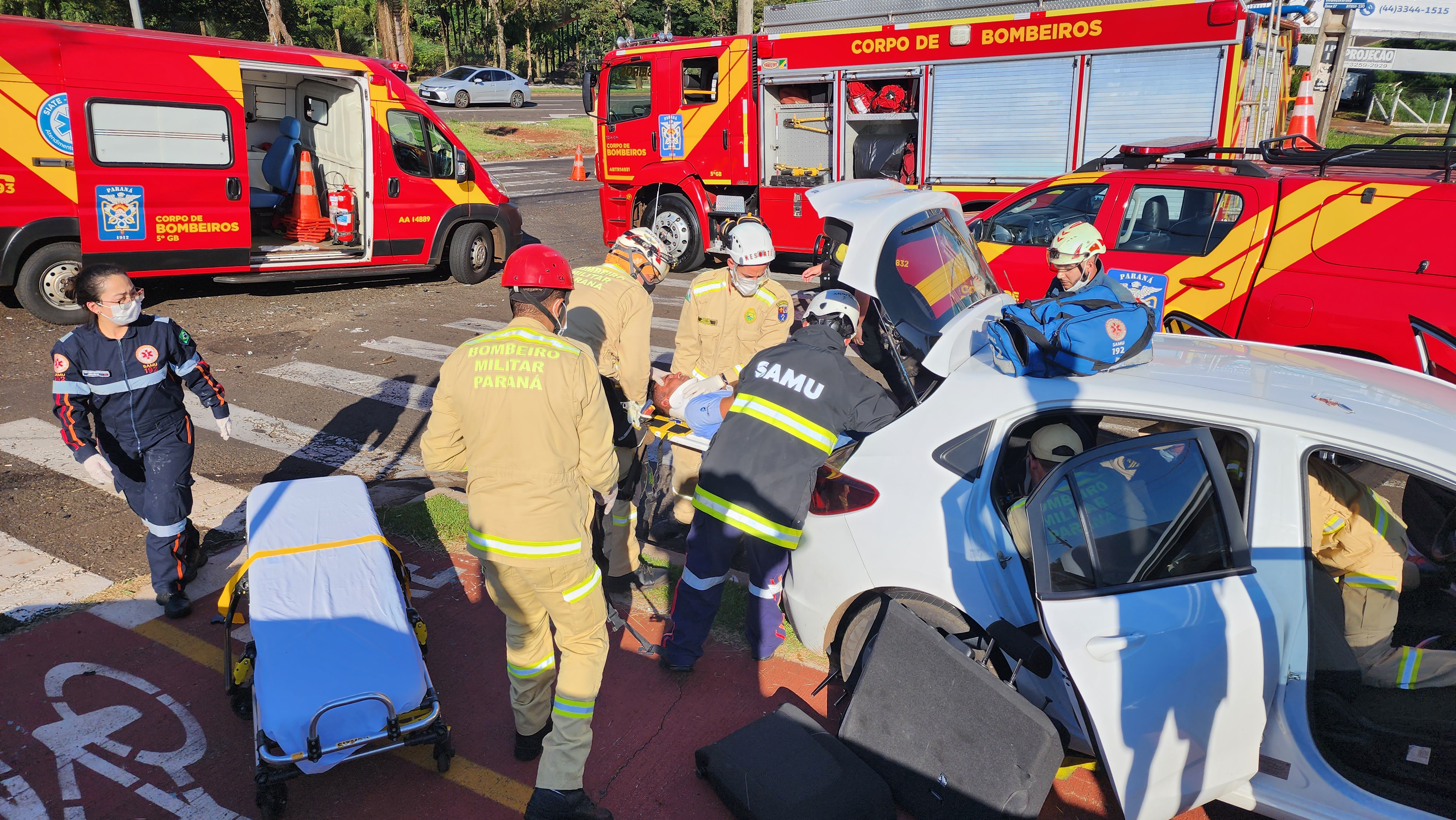 Três pessoas ficam feridas após dois carros baterem de frente em Maringá