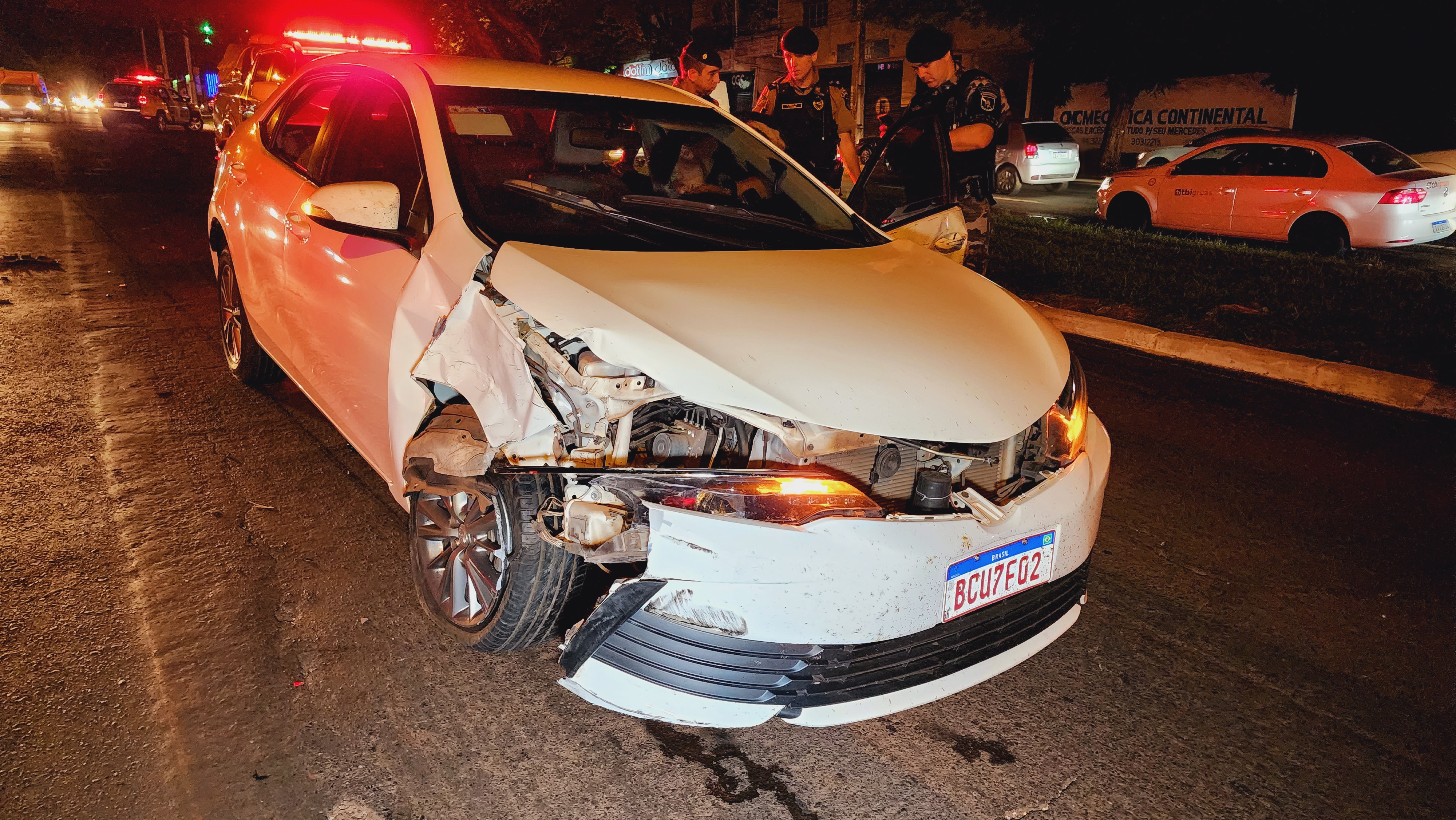 Ladrão com carro furtado atropela motociclista e ainda se envolve em outros dois acidentes