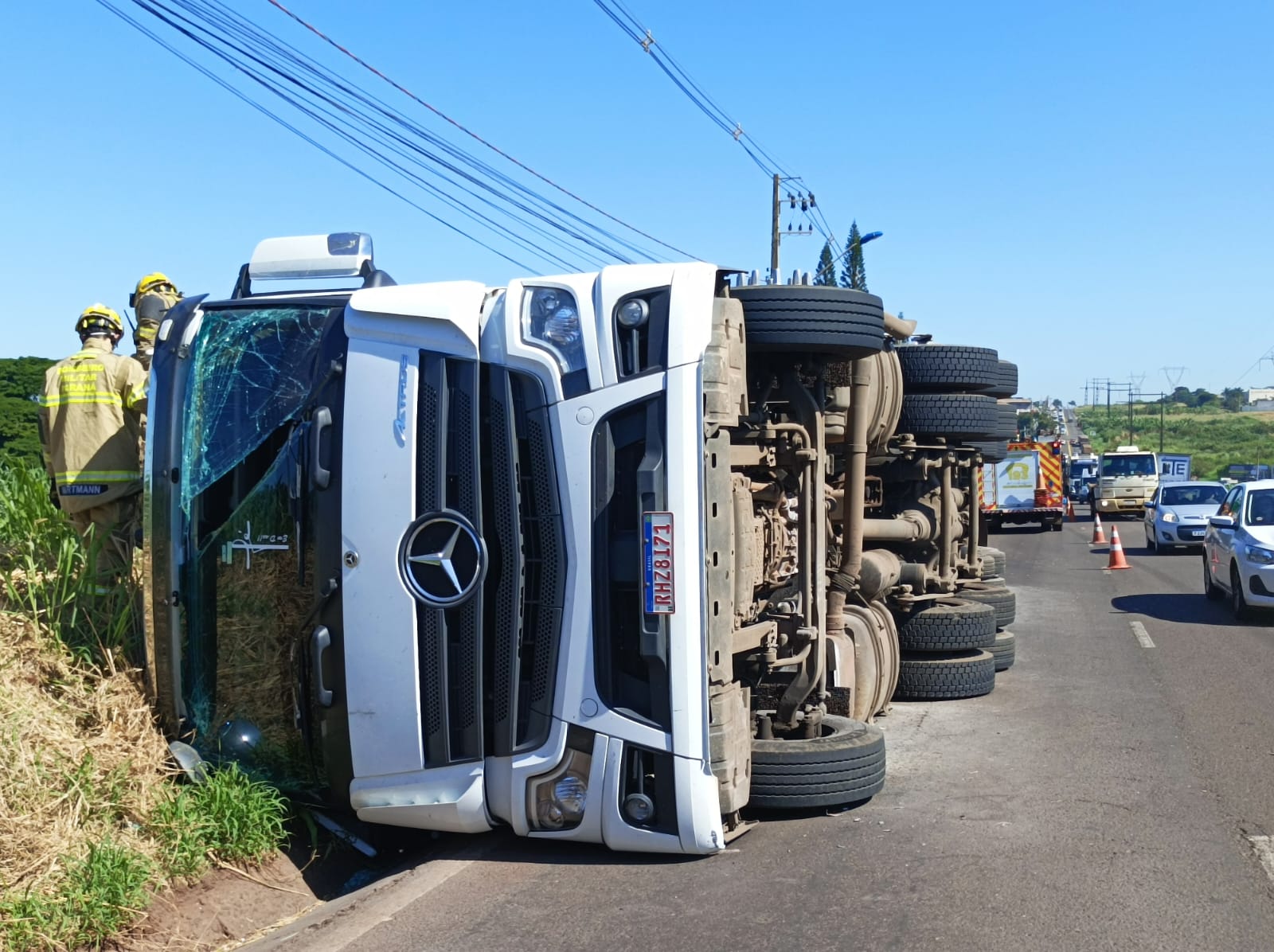 Carreta carregada de fubá tomba no Contorno Sul