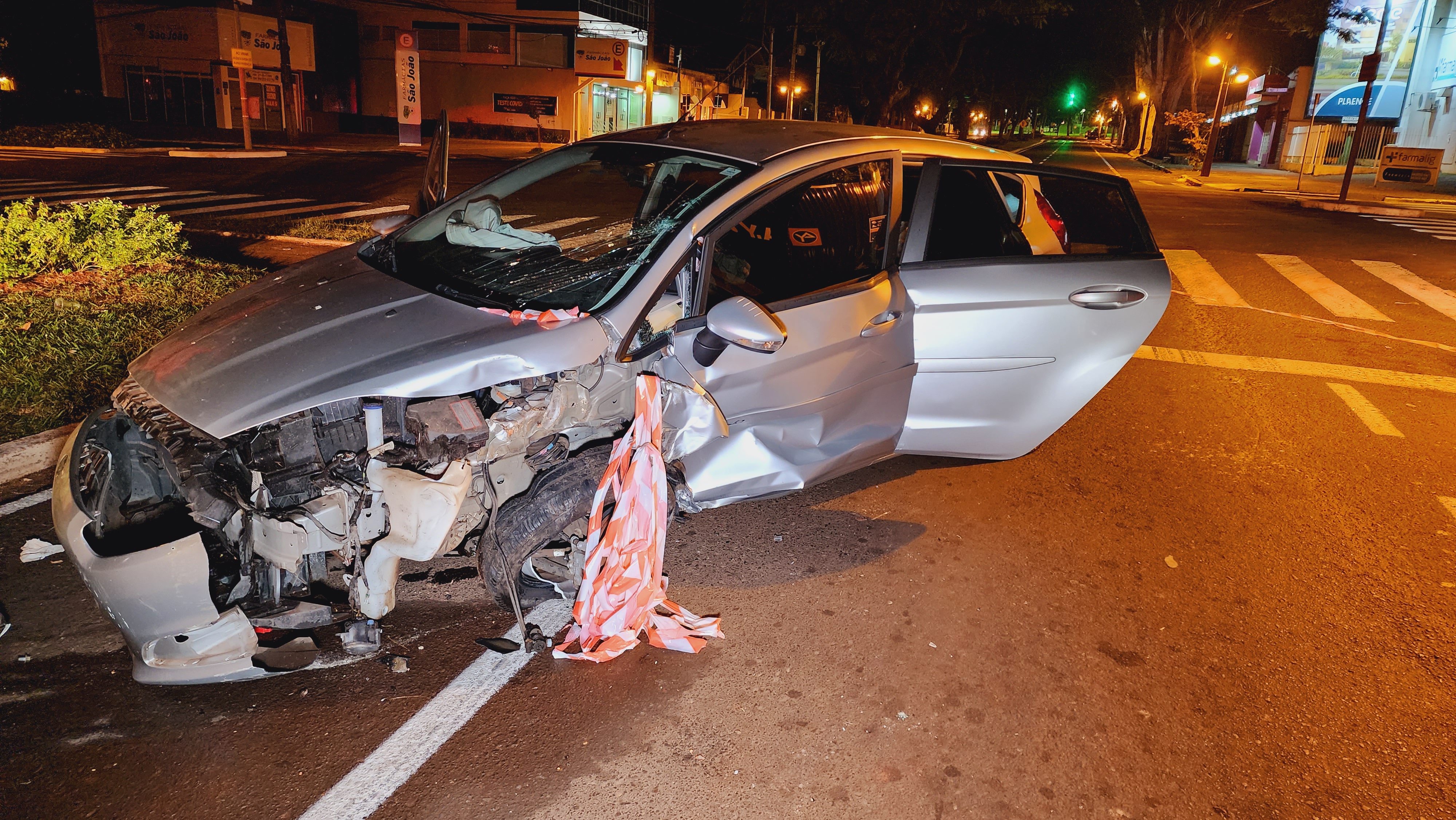 Mulher sofre acidente grave na Avenida Tiradentes em Maringá