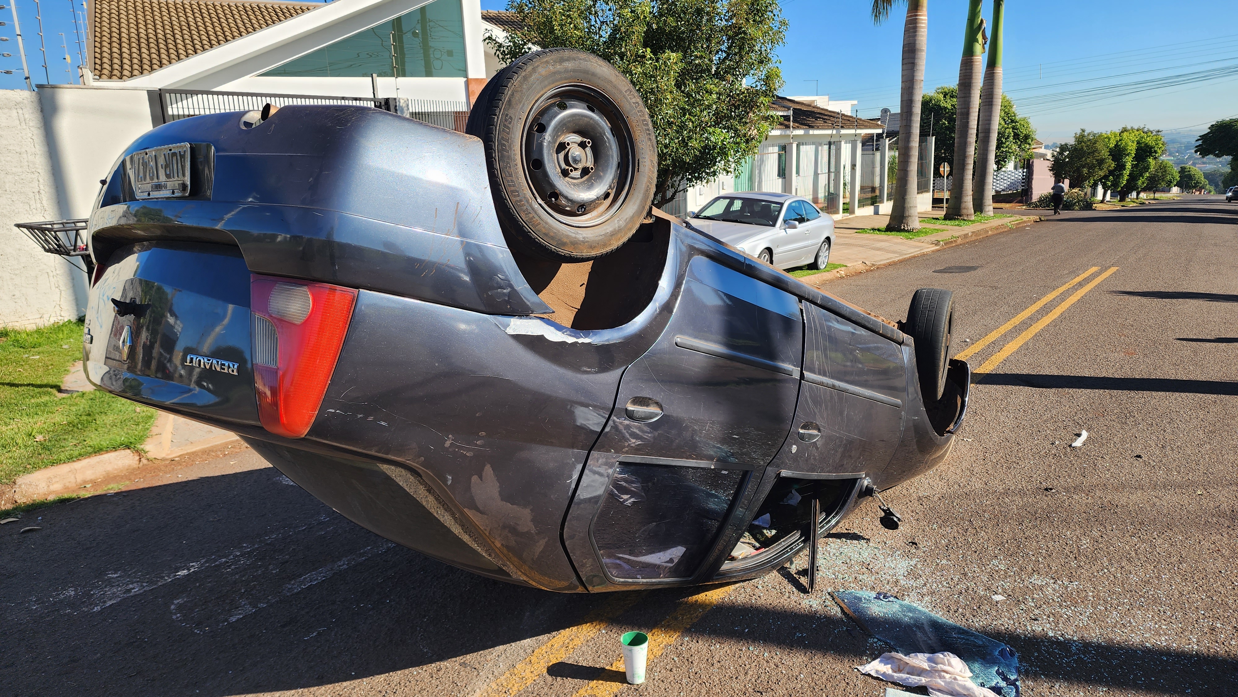 Duas pessoas são socorridas em acidente envolvendo dois carros em Maringá