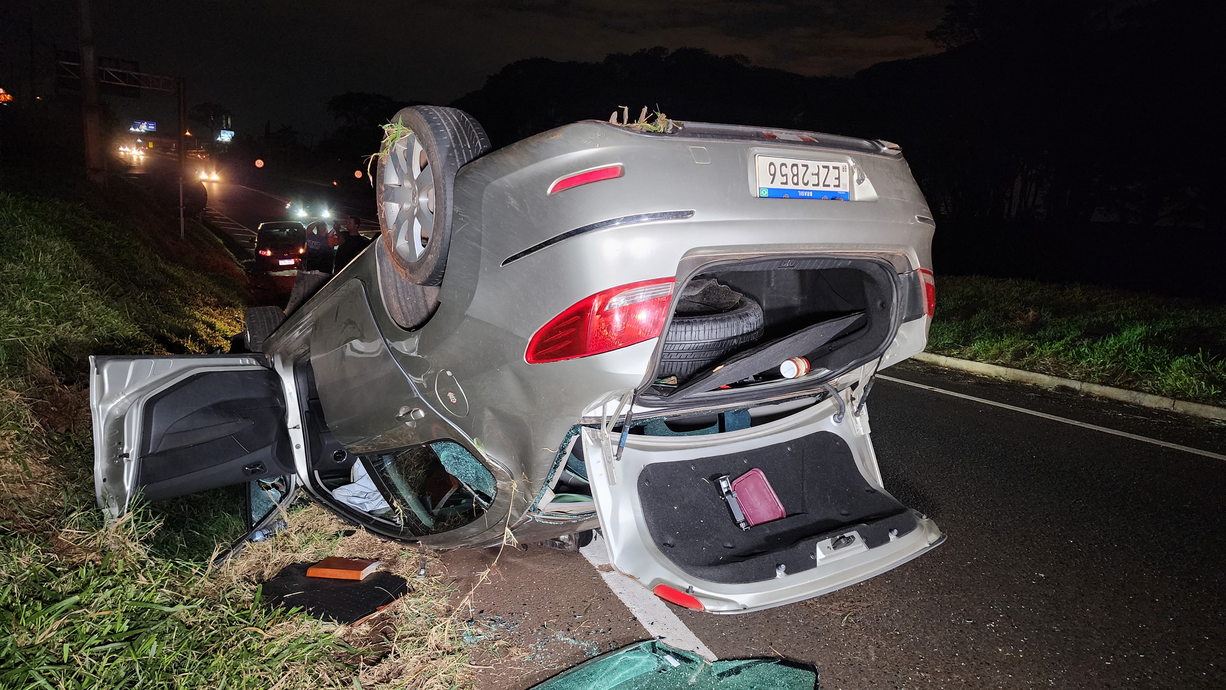 Homem de 43 anos escapa ileso de capotamento na rodovia PR-323