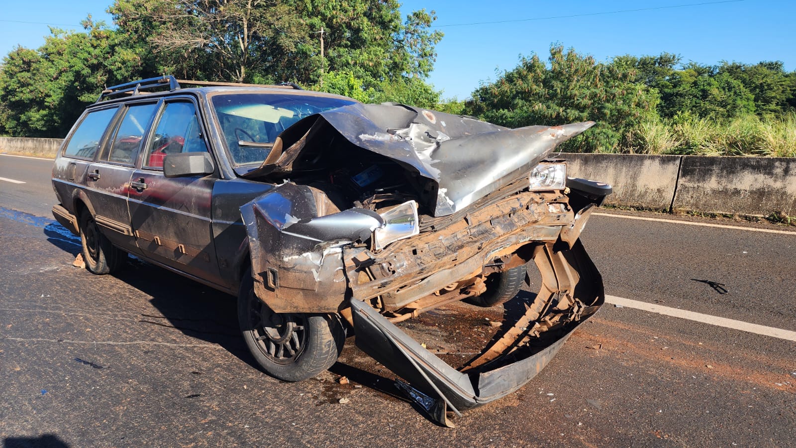 Motorista sofre ferimentos ao bater veículo na traseira de carreta