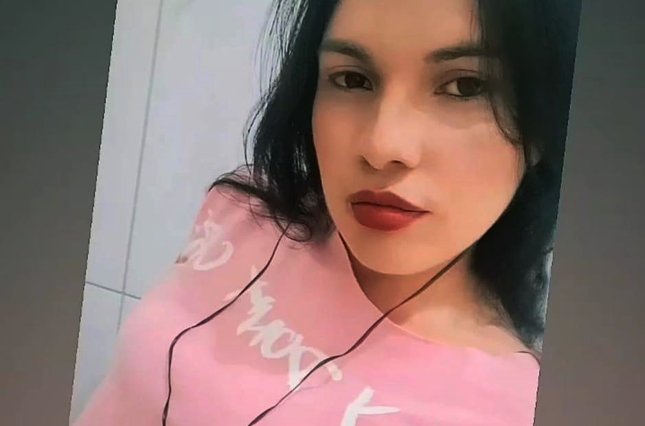 Mulher de 27 anos é entubada ao bater motocicleta contra poste 